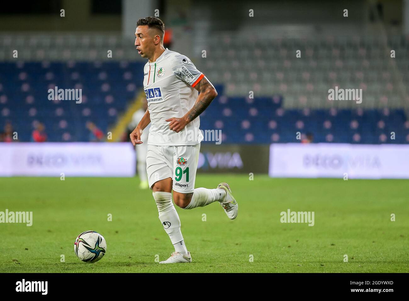 INSTANBUL, TÜRKEI - 15. AUGUST: Davidson von Alanyaspor während des Super Lig-Spiels zwischen Instanbul Basaksehir und Alanyaspor am 15. August 2021 in Istanbul, Türkei (Foto von /Orange Picches) Stockfoto