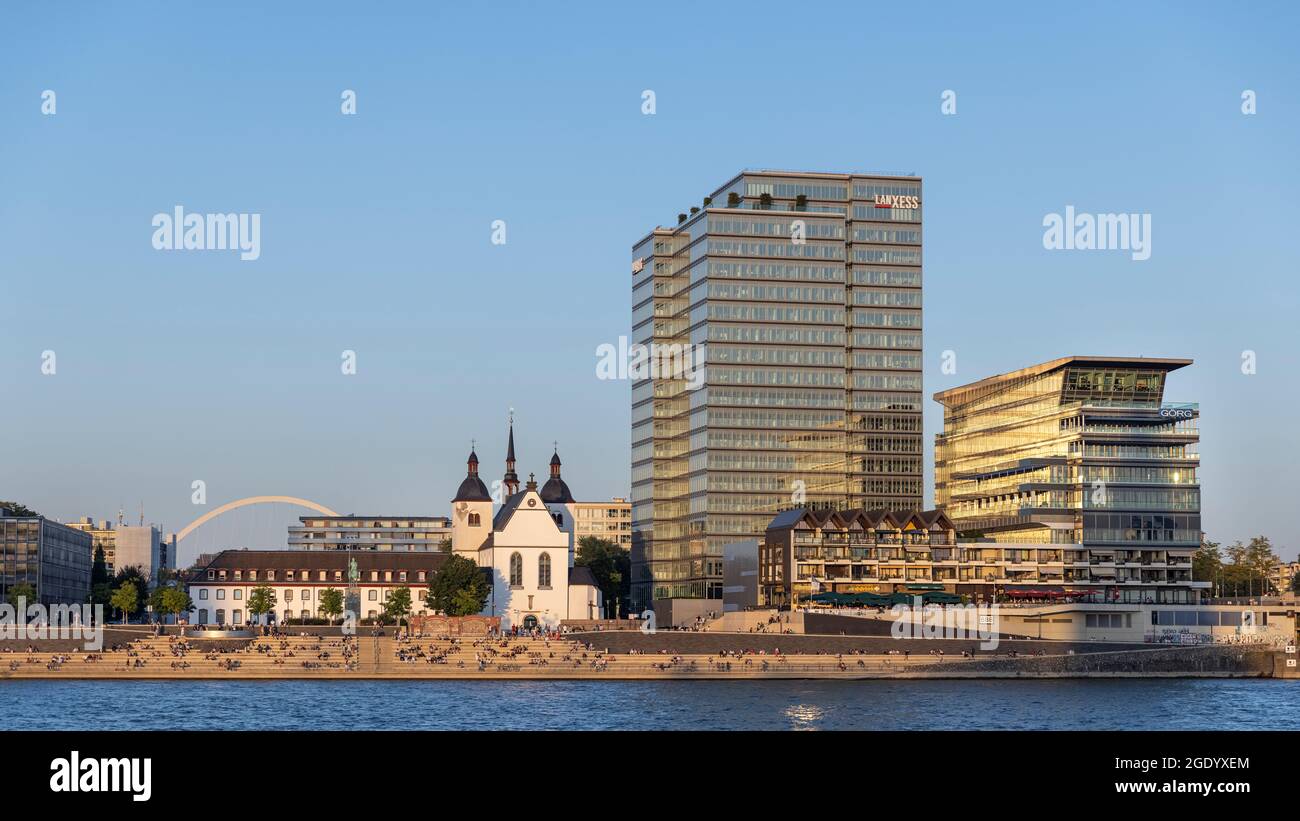Eine große Gruppe von Menschen, die am Wochenende am Kennedy-Ufer in Köln, Deutschland, verbringen Stockfoto
