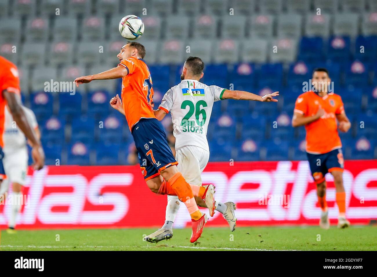 ISTANBUL, TÜRKEI - 15. AUGUST: Edin Visca von Istanbul Basaksehir, Manolis Siopis von Alanyaspor während des Super Lig-Spiels zwischen Istanbul Basaksehir und Alanyaspor in Basaksehir Fatih Terim Stadyumu am 15. August 2021 in Istanbul, Türkei (Foto von /Orange Picches) Stockfoto