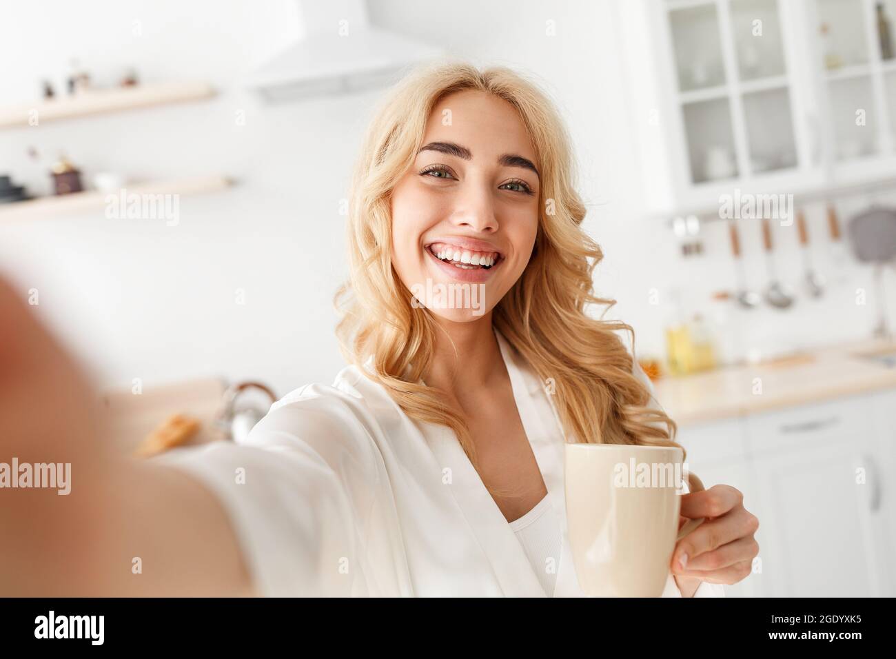 Genießen Sie das Wochenende am Morgen, Blog und Video-Streaming, Gesichtsausdruck Stockfoto