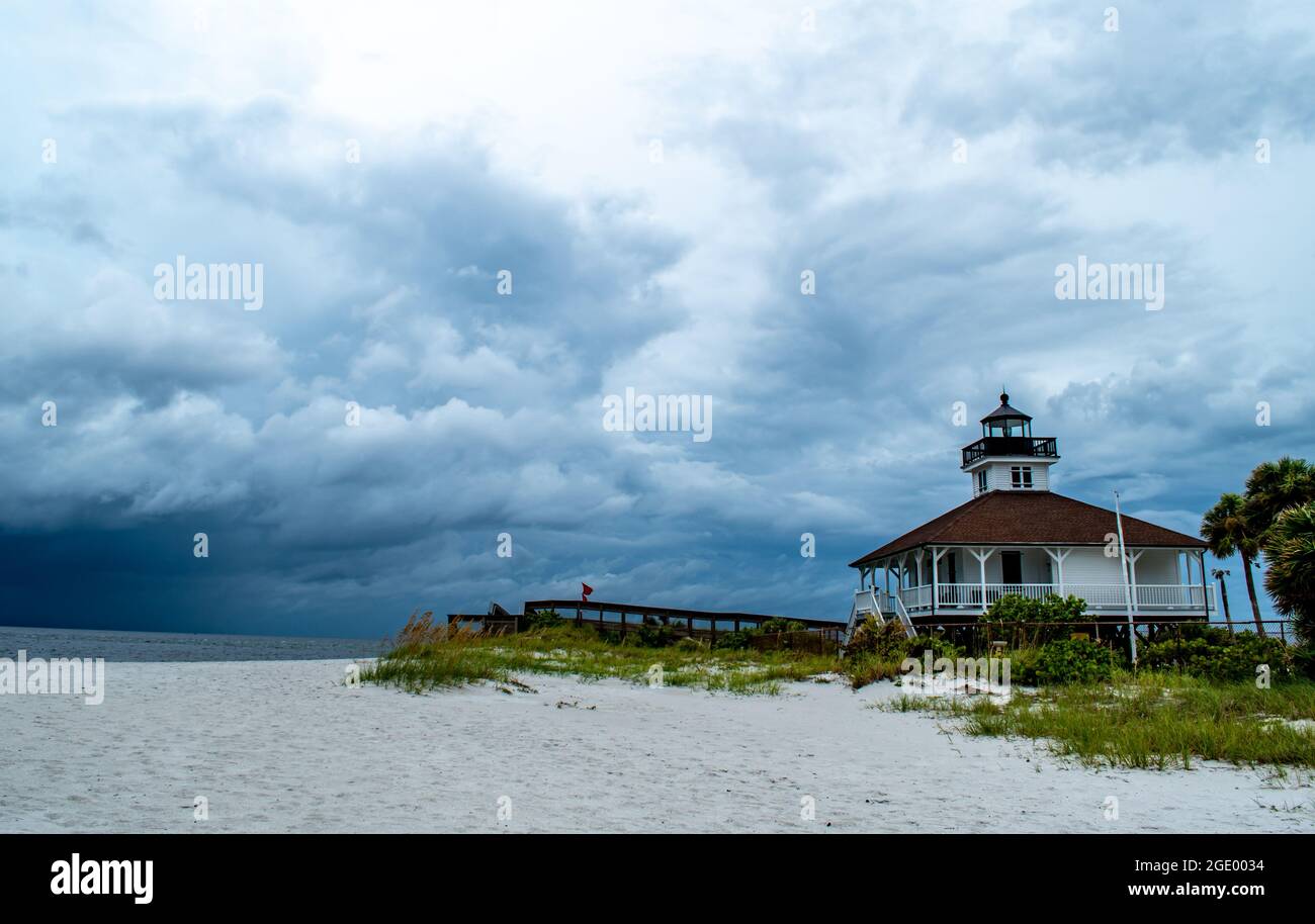 Port Boca Grande Leuchtturm und Museum auf Gasparilla Island, während ein tropischer Sturm mit schwarzen Wolken vor der Küste im Golf von Mexiko aufbricht Stockfoto