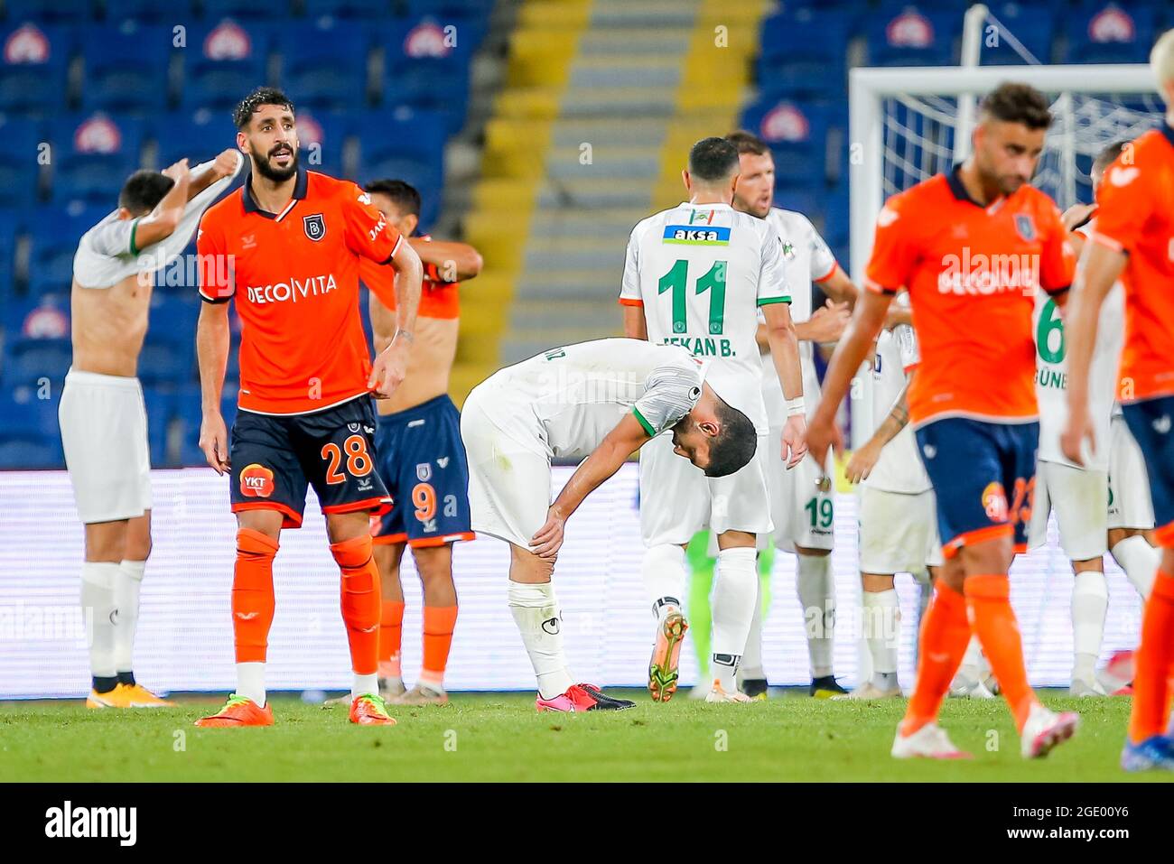 INSTANBUL, TÜRKEI - 15. AUGUST: Tolga Cigerci von Instanbul Basaksehir ist enttäuscht über die Niederlage während des Super Lig-Spiels zwischen Instanbul Basaksehir und Alanyaspor am 15. August 2021 in Basaksehir Fatih Terim Stadyumu in Istanbul, Türkei (Foto von /Orange Picches) Stockfoto