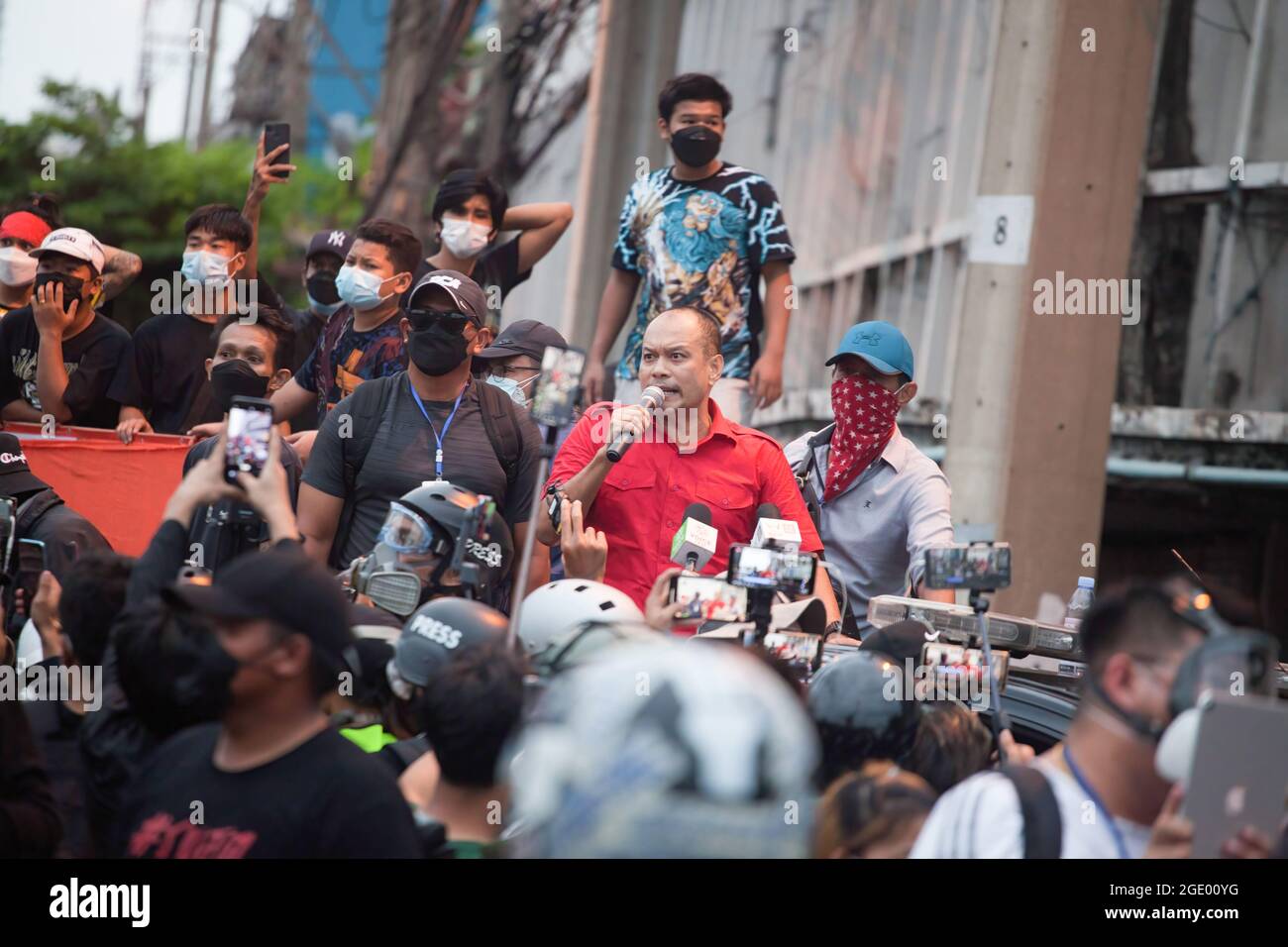 Bangkok, Thailand. Januar 2000. Nattawut Saikua, ein langjähriger politischer Aktivist, drängte Demonstranten, während der Zusammenstöße nach Hause zu gehen.Thailändische regierungsfeindliche Demonstranten kollidierten mit der Polizei, als sie gegen das Versagen der Regierung demonstrierten, die Coronavirus-Ausbrüche zu bewältigen. (Bild: © Adisorn Chabsungnoen/SOPA Images via ZUMA Press Wire) Stockfoto