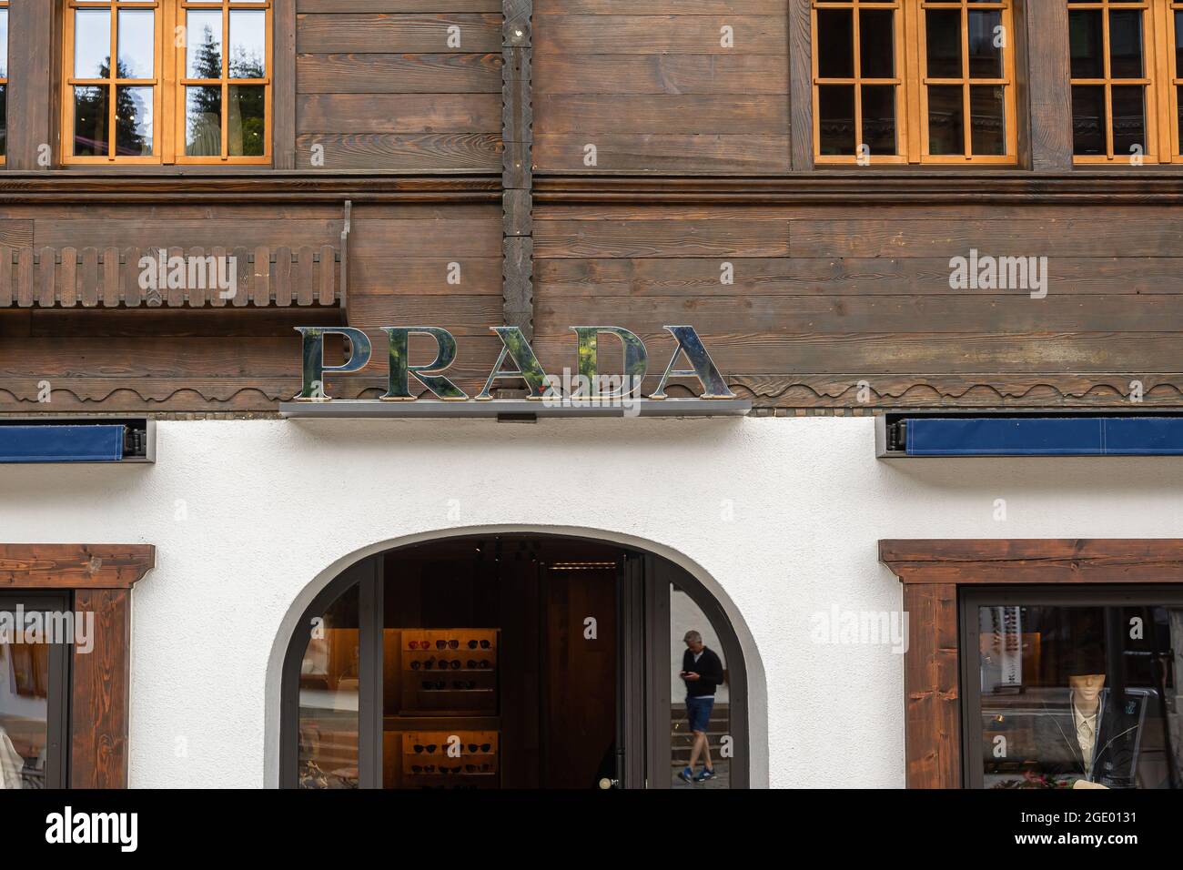 Gstaad, Schweiz - 16. Juli 2020: Ein Modegeschäft der Firma Prada in Gstaad  Stockfotografie - Alamy