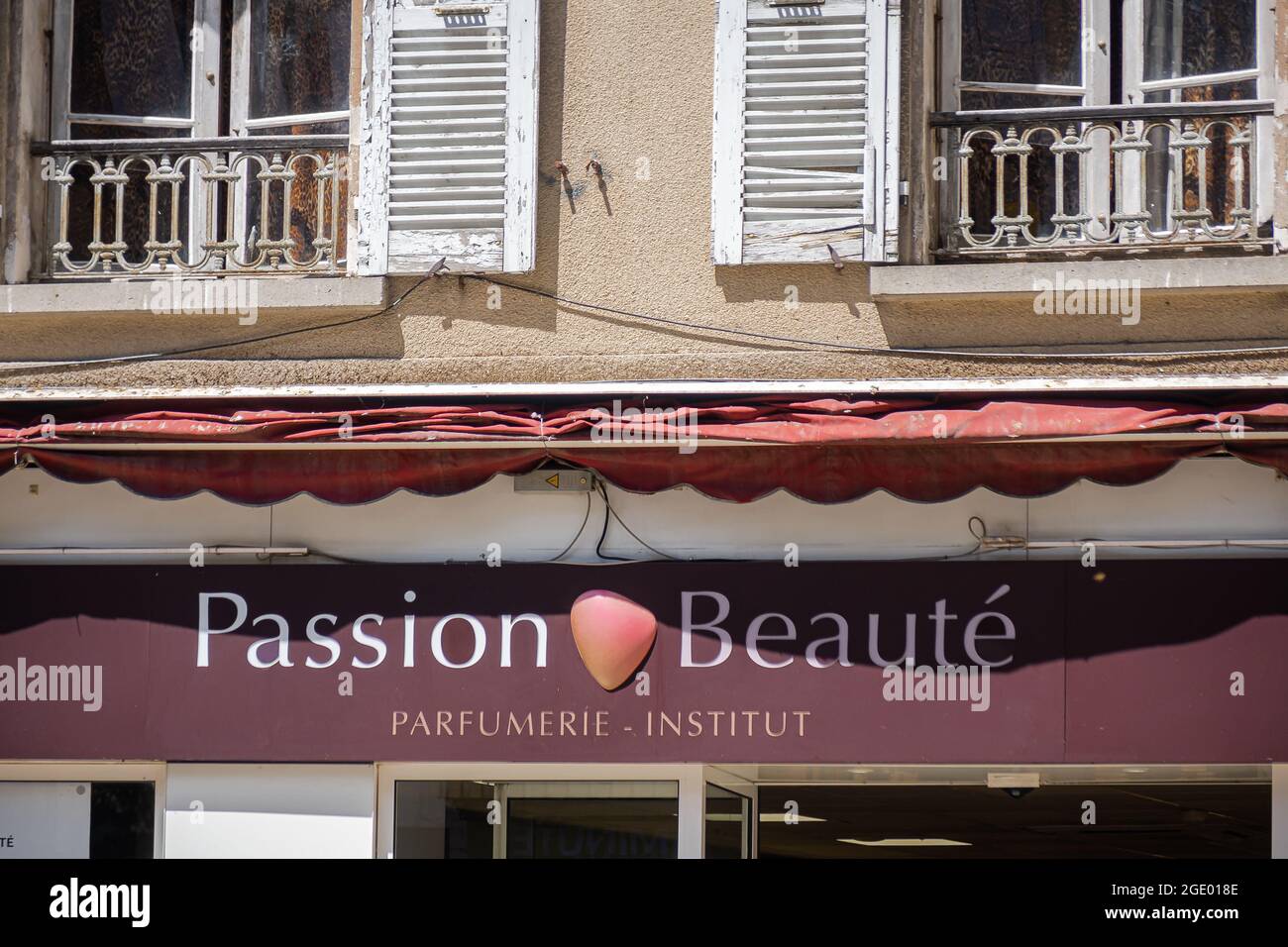 Sisteron, Frankreich - 7. Juli 2020: Passion Beaute Sisteron Parfümerie und Institut - Parfüms, Beauty-Produkte, Gesicht / Körperpflege für Männer und Frauen. Stockfoto