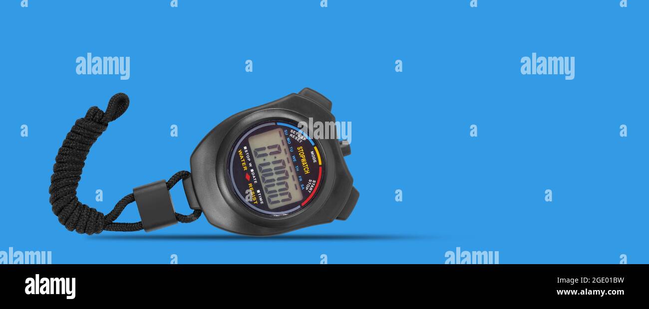 Sportausrüstung - Schwarz Digitale elektronische Stoppuhr auf blauem Hintergrund. Stockfoto