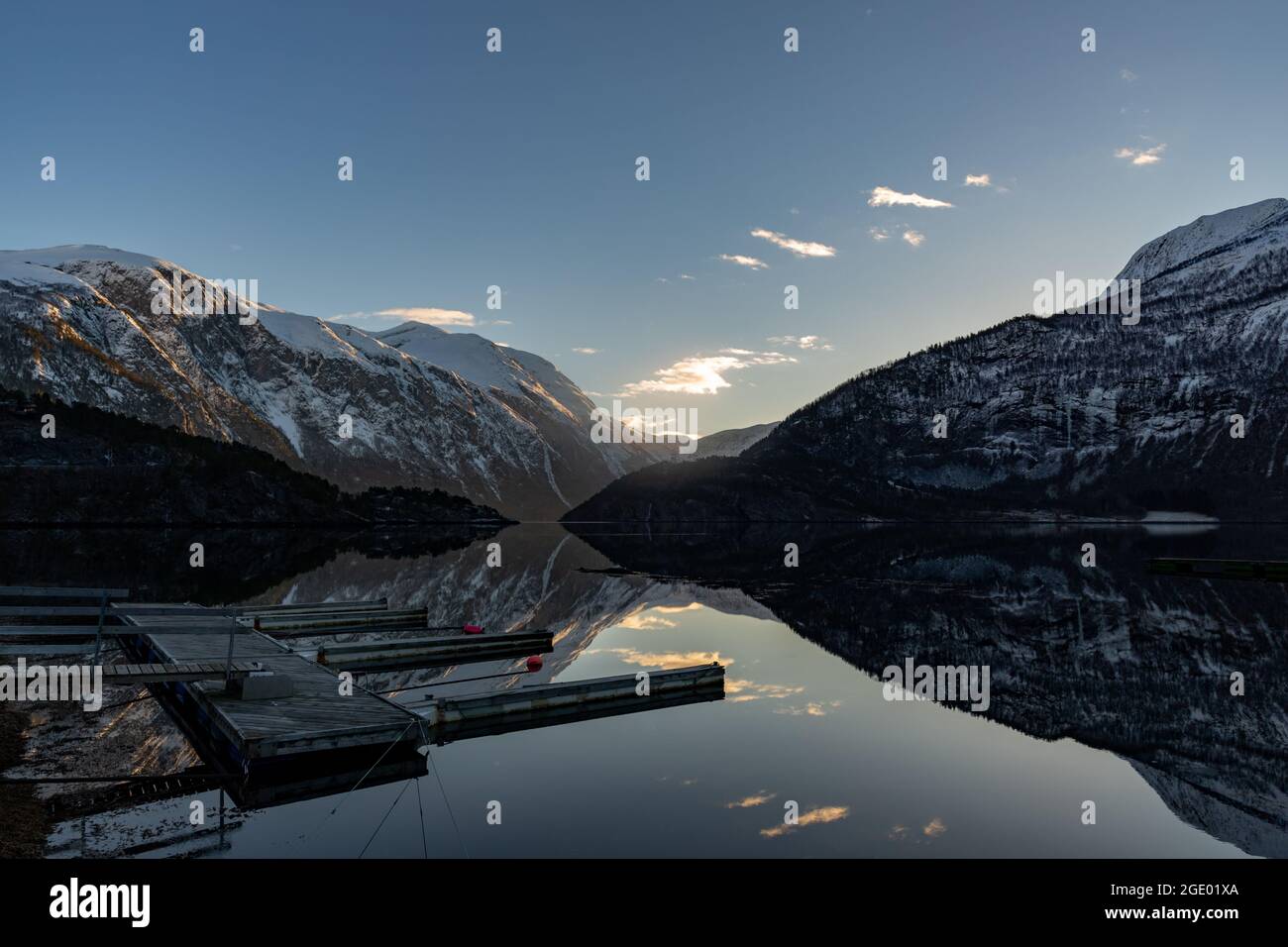 Sonnenaufgang über Bergen und Fjorden von Norwegen Stockfoto