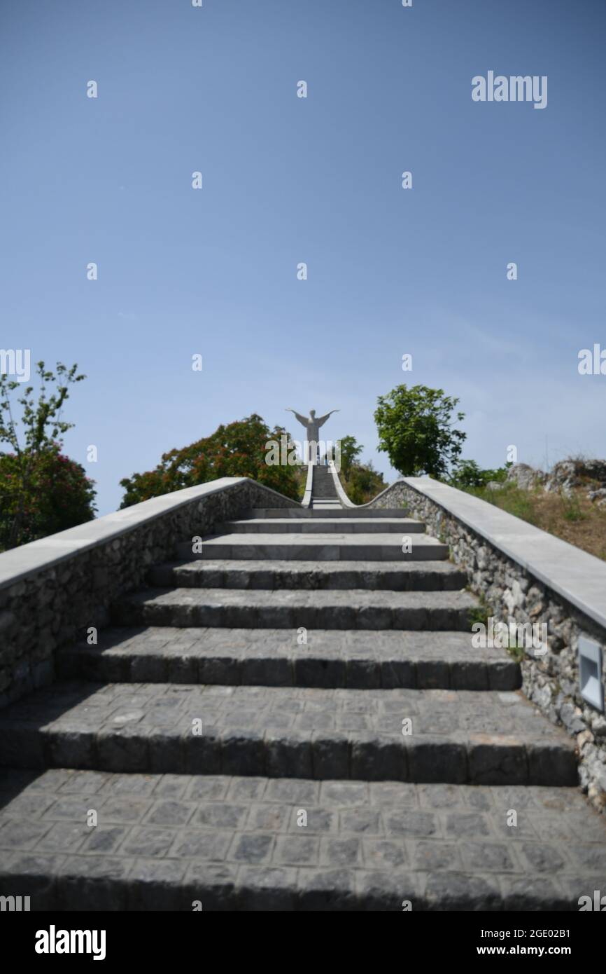 Die Treppe führt zur Kirche, die Jesus Christus geweiht ist, in Maratea, einem mittelalterlichen Dorf in der Region Basilicata, Italien. Stockfoto