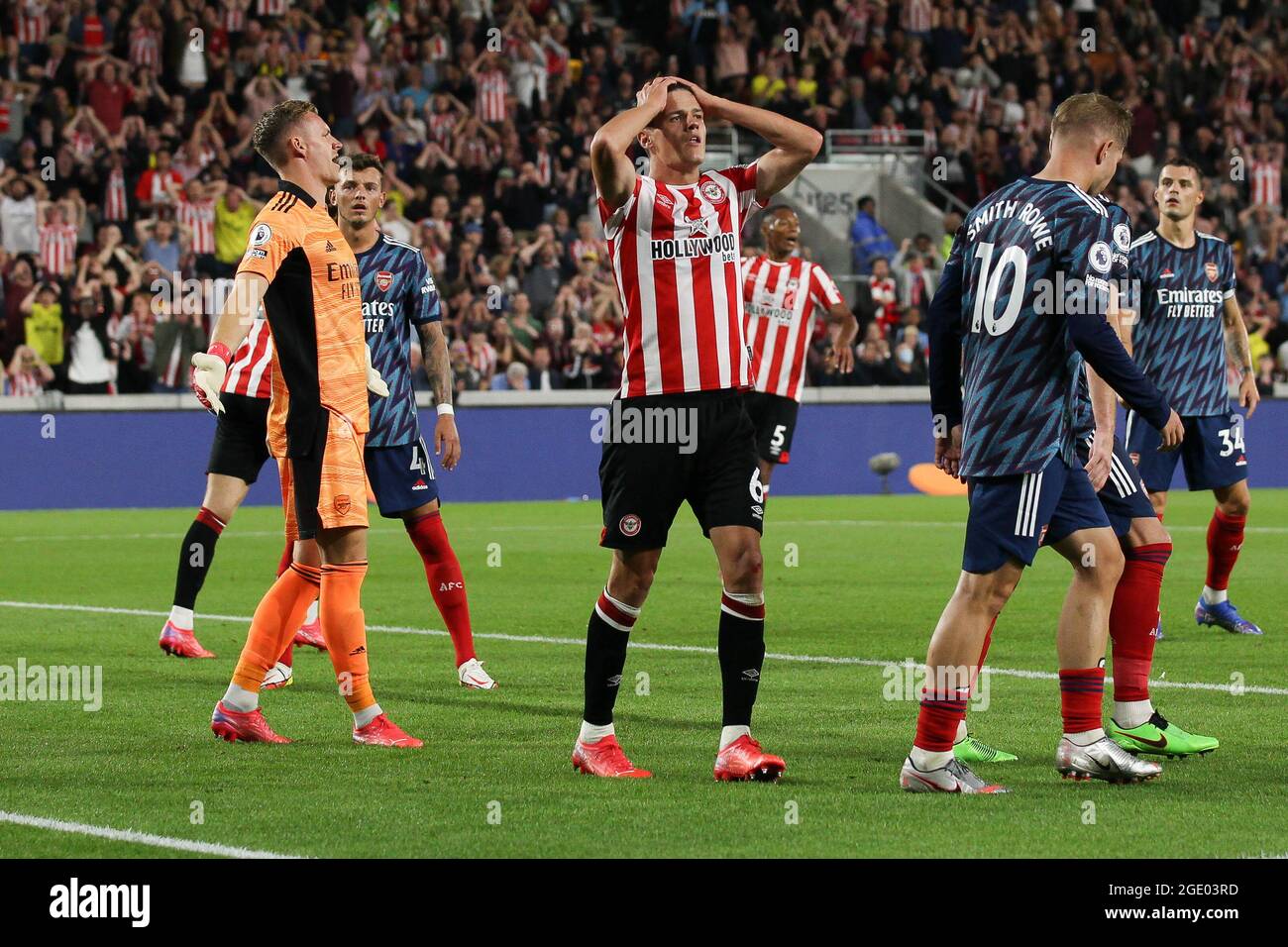 London, Großbritannien. August 2021. Christian N¿rgaard von Brentford ist bestürzt, da er beim Premier League-Spiel zwischen Brentford und Arsenal am 13. August 2021 im Brentford Community Stadium, London, England, nur einen großen Kopfball hat. Foto von Ken Sparks. Nur zur redaktionellen Verwendung, Lizenz für kommerzielle Nutzung erforderlich. Keine Verwendung bei Wetten, Spielen oder Veröffentlichungen einzelner Clubs/Vereine/Spieler. Kredit: UK Sports Pics Ltd/Alamy Live Nachrichten Stockfoto