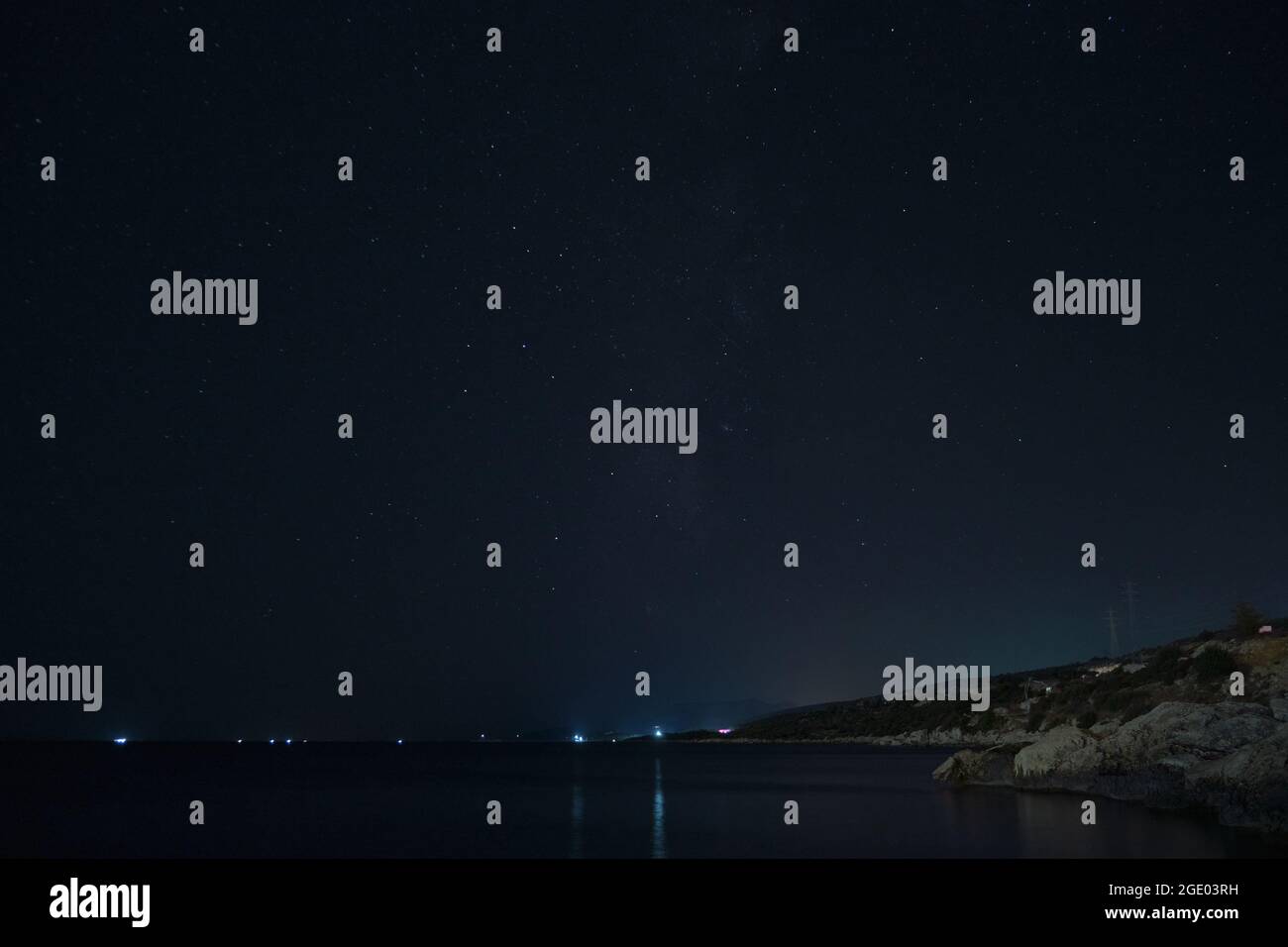 Sternenklare Sommernacht über der Küste Stockfoto
