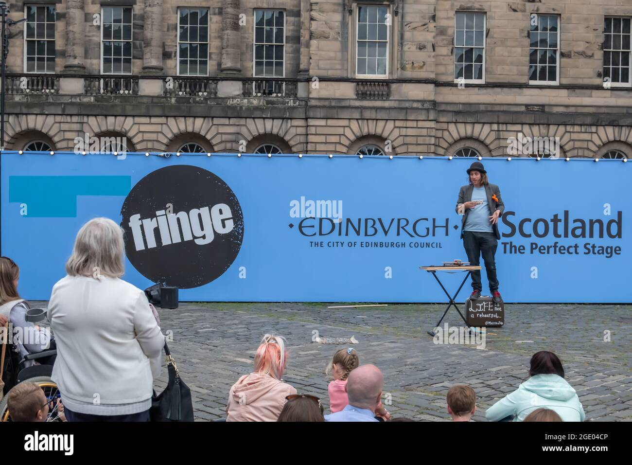 Edinburgh, Schottland, Großbritannien. August 2021. Ein Darsteller auf der Royal Mile während des Edinburgh Fringe Festivals. Kredit: Skully/Alamy Live Nachrichten Stockfoto