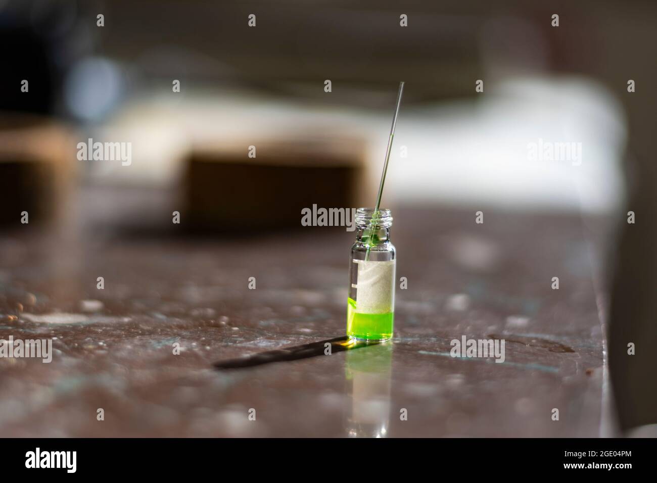 Bunte Reagenzien in LCMS-Fläschchen mit Kapillare auf UV-Licht in einem Biotechnologielabor für die pharmazeutische Forschung für die Arzneimittelentwicklung Stockfoto