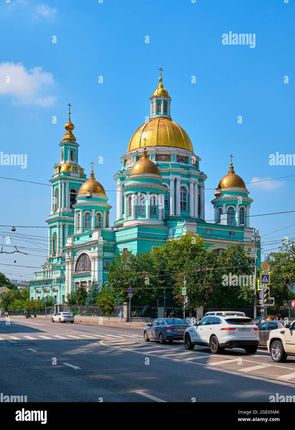 Blick auf die Epiphanie-Kathedrale in Elokhovo, eine der berühmtesten orthodoxen Kirche, erbaut 1835-1845: Moskau, Russland - 09. August 2021 Stockfoto