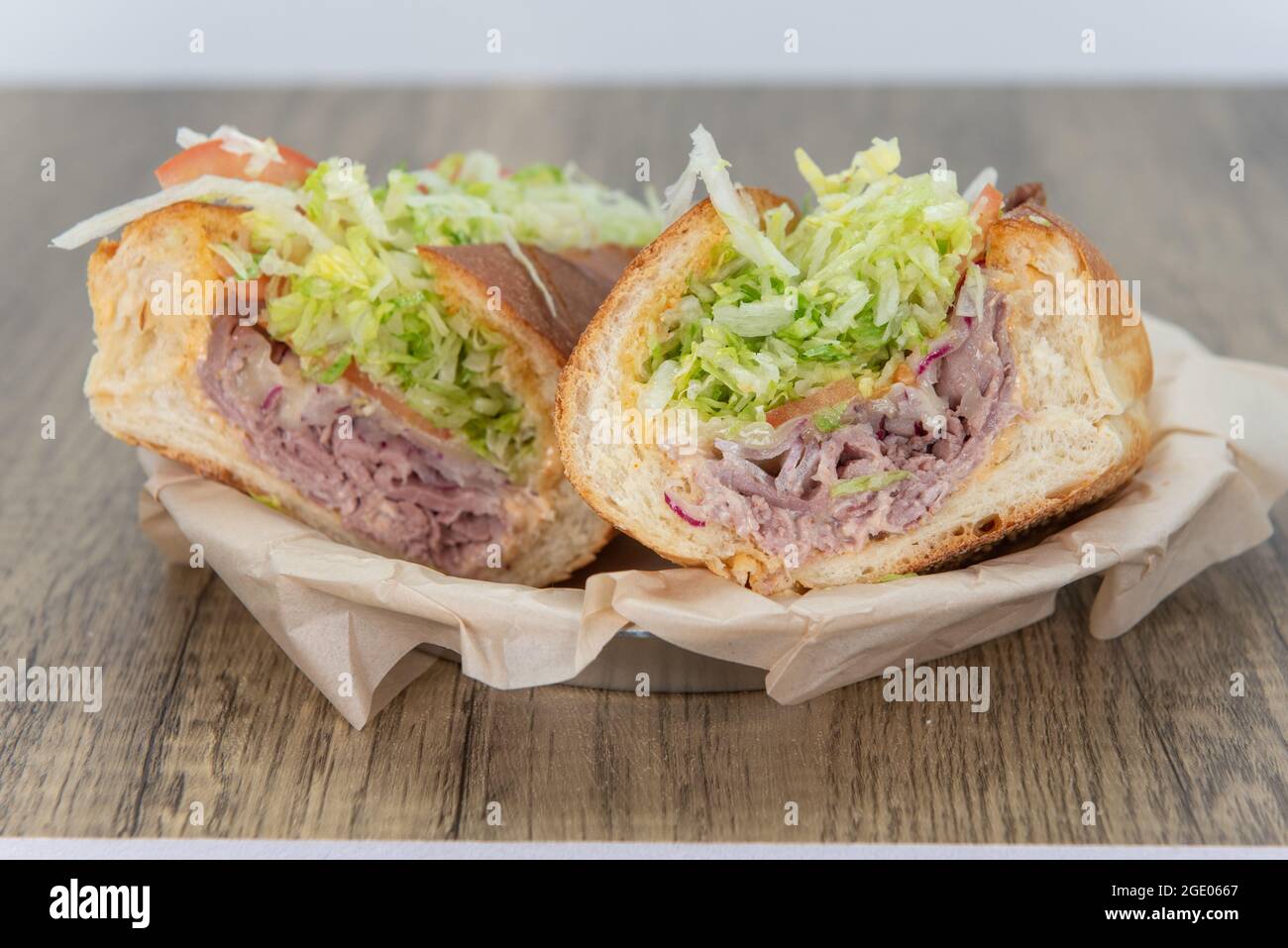 Roastbeef Sandwich mit all den guten Zutaten geladen, um den Appetit auf eine Mahlzeit vollständig zu füllen. Stockfoto