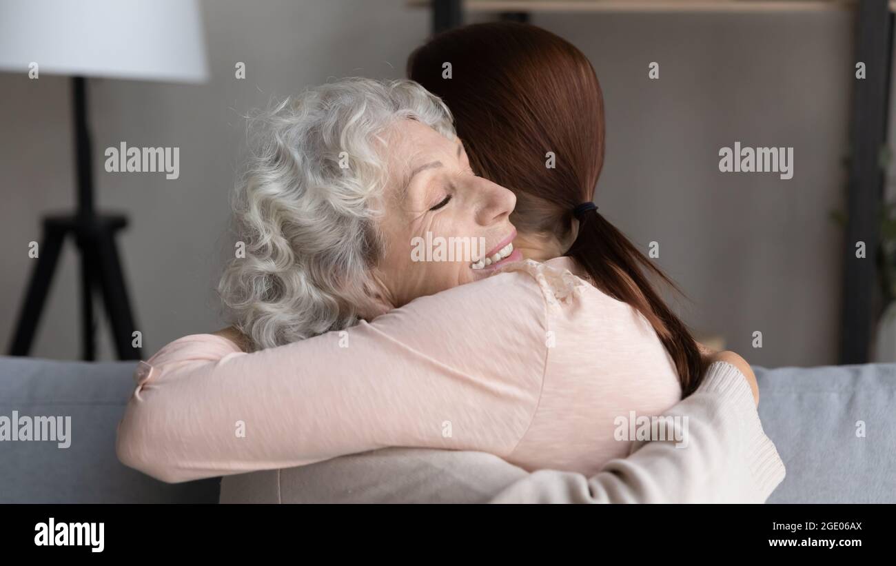 Glückliche ältere Mutter und Erwachsene Tochter umarmen Stockfoto