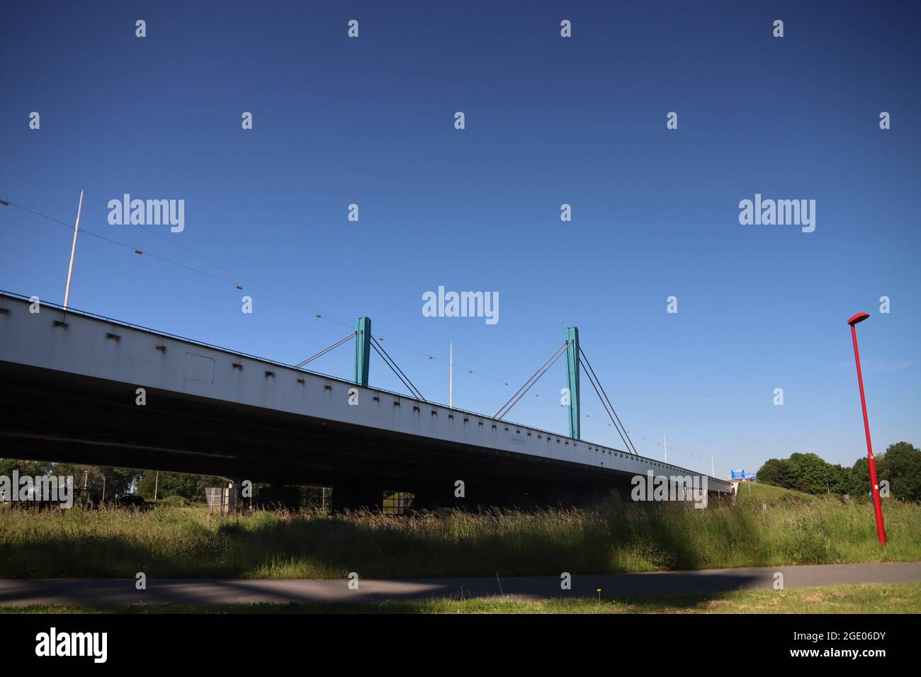 Galecopperbrug-Brücke über den Amsterdam-Rijnkanaal auf der Autobahn A12 in Utrecht in den Niederlanden Stockfoto