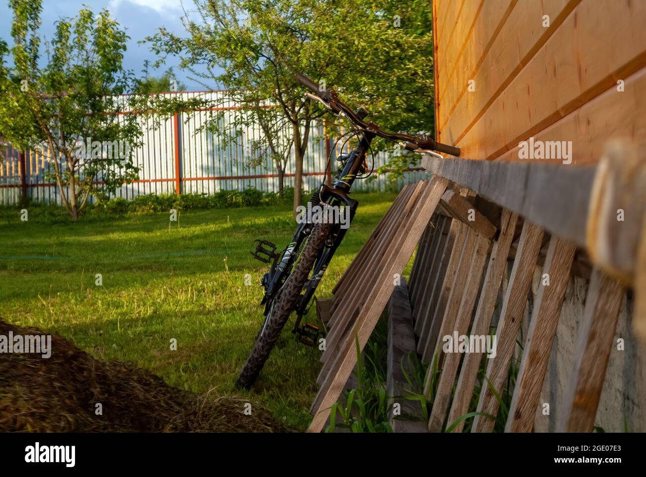 High-Speed-Fahrrad lehnt sich an ein Landhaus, im Sommer Stockfoto