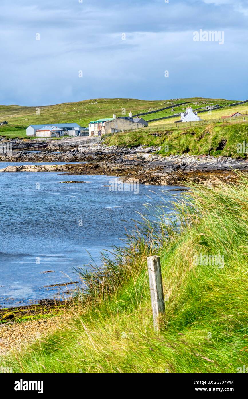 Die kleine Siedlung Burravoe am südlichen Ende der Insel Yell, Shetland. Stockfoto