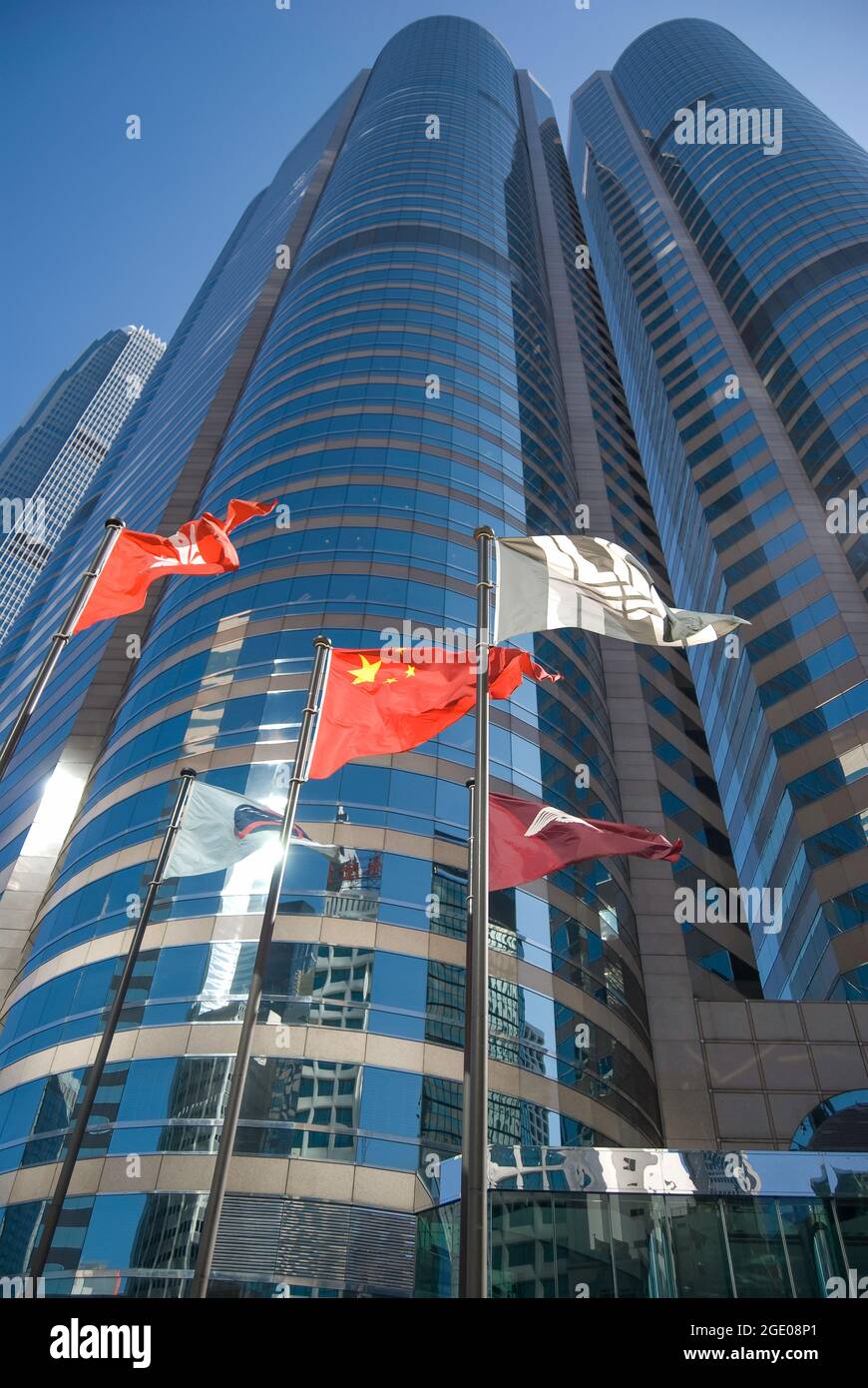 Hochhäuser mit chinesischer Flagge, Exchange Square, Sheung Wan, Victoria Harbour, Hong Kong Island, Hongkong, Volksrepublik China Stockfoto