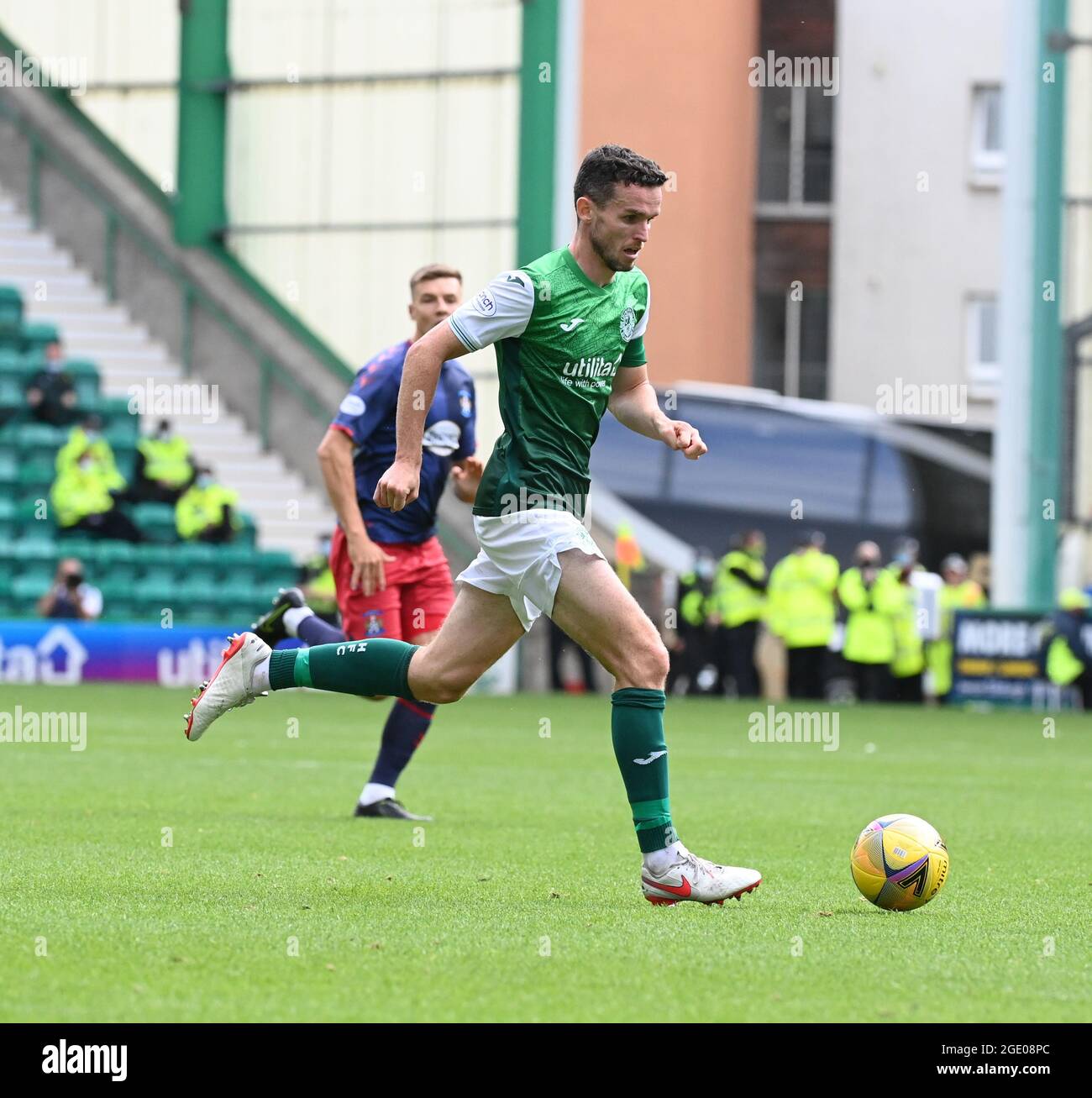 Easter Road Stadium.Edinburgh. Schottland.UK 15. August 21. Hibernian gegen Kilmarnock. Scottish Premier Cup Spiel Paul McGinn (#6) von Hibernian FC gegen Kilmarnock. Kredit: eric mccowat/Alamy Live Nachrichten Stockfoto