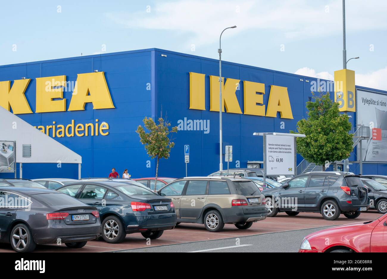 Bratislava, Slowakei - 14. August 2021 : IKEA Möbelgeschäft. IKEA ist seit 2008 der größte Möbelhändler der Welt und entwirft und Stockfoto