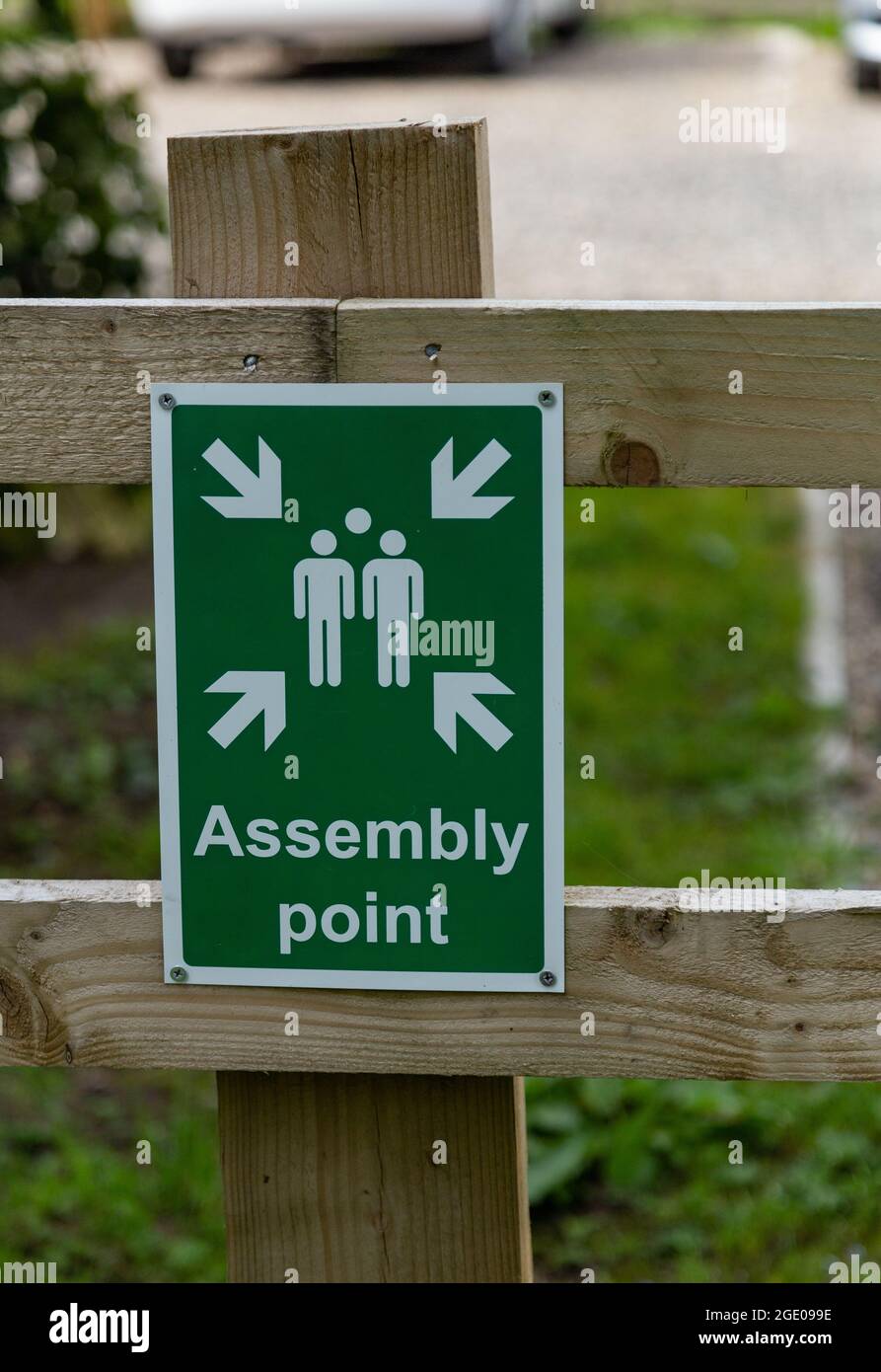 Ein grün-weißes „Montagepunkt“-Schild. Dieses Schild zeigt den ausgewiesenen Bereich an, in dem sich Personen im Notfall versammeln sollten Stockfoto