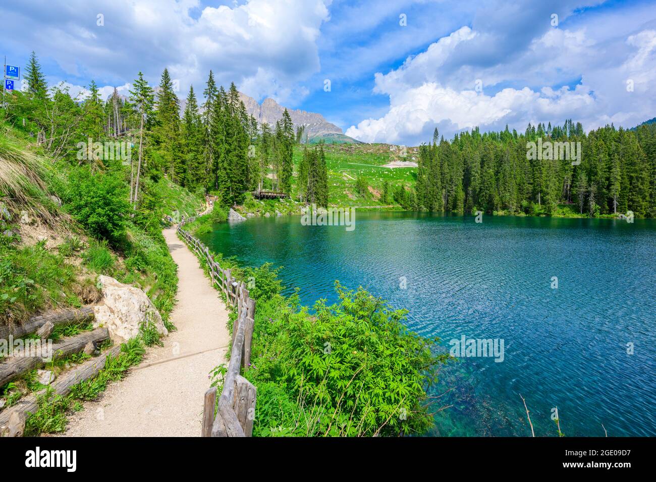 Paradiesische Landschaft am Karersee (Karersee, Karersee) in den italienischen Dolomiten am Latemar, Provinz Bozen, Südtirol. Blau und Kristall w Stockfoto