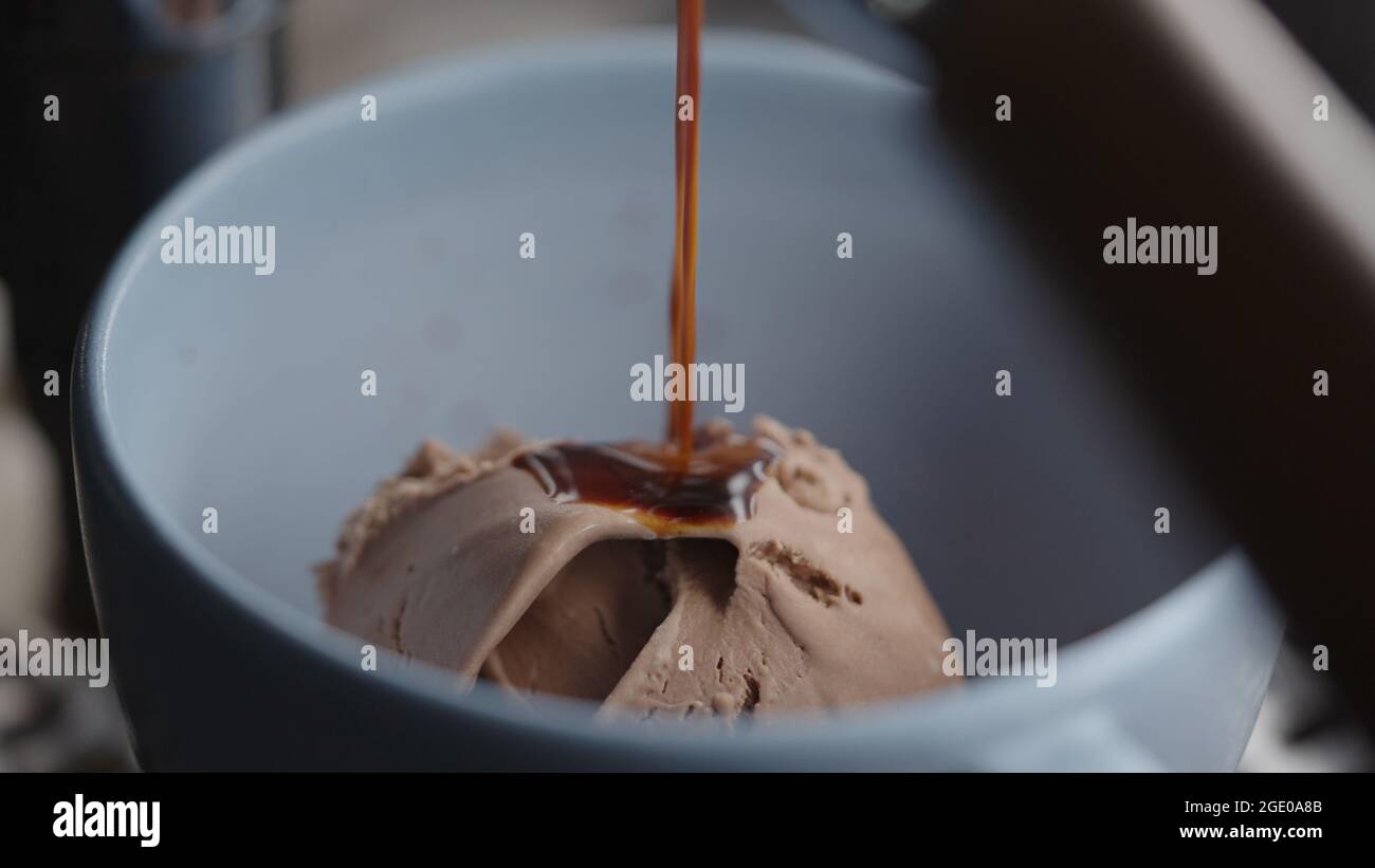 Herstellung von Affogato mit Schokolade Eis in blauer Tasse, breites Foto Stockfoto