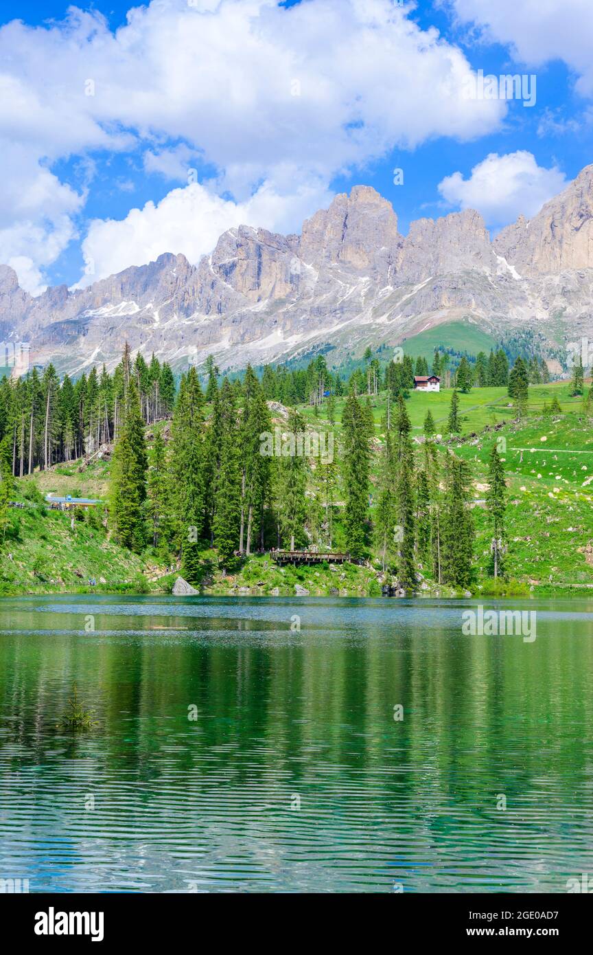 Paradiesische Landschaft am Karersee (Karersee, Karersee) in den italienischen Dolomiten am Latemar, Provinz Bozen, Südtirol. Blau und Kristall w Stockfoto