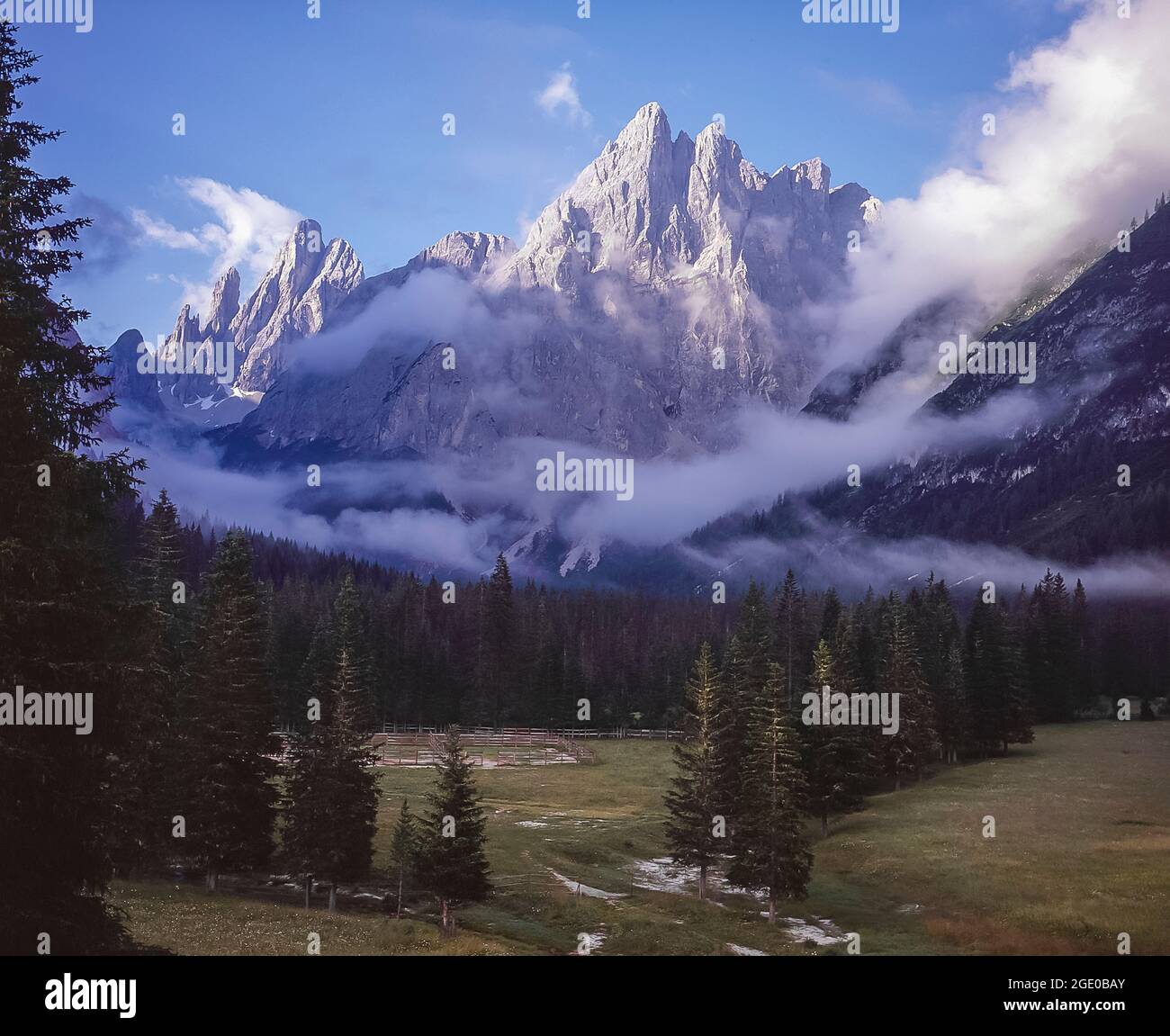 Das ist das Fischleintal in der Sexton-Sextner Dolomiten-Region der italienischen Dolomiten, die Südtiroler Südtirol, angeführt vom gewaltigen Gipfel des Zwolferkogels Stockfoto