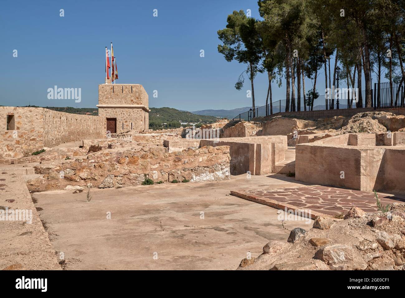 Wiese mit Bäumen in der Wand und Turm des Schlosses der Stadt Segorbe, Castellon, Spanien, Europa Stockfoto