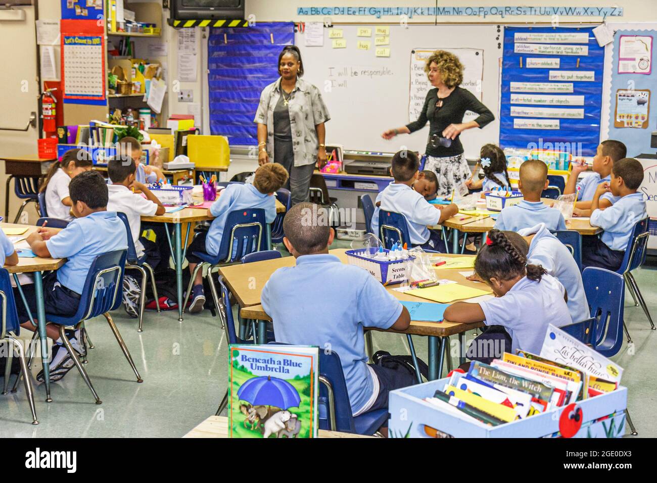 Miami Florida,Comstock Grundschule,Schwarze Frau Lehrerin Lehrerinnen,Schüler Jungen Mädchen Klasse Klassenzimmer Tische Innenstadtbildung, Stockfoto