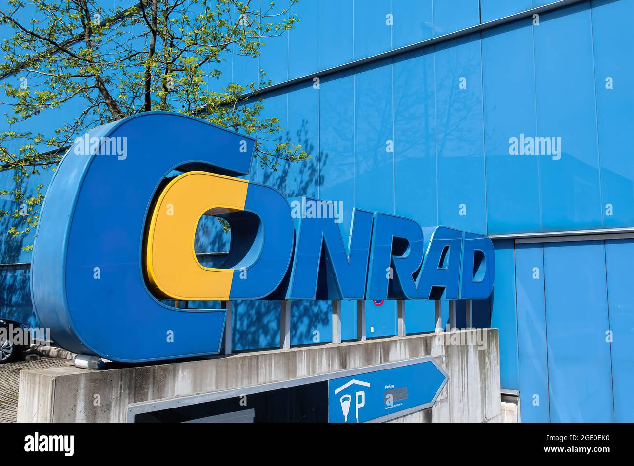 DIETLIKON, SCHWEIZ - 17. APRIL 2020: Die Conrad Electronic SE ist ein deutsches Familienunternehmen im Elektronikversandgeschäft. Es wurde in Ber gegründet Stockfoto