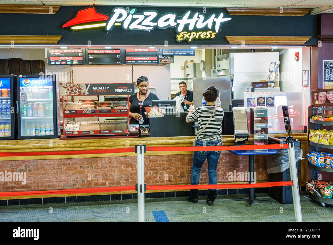 Miami Florida, International Airport MIA, Terminal Concession Pizza Hut Express Restaurant, schwarze Frau weibliche Kasse Kunden innen, Stockfoto