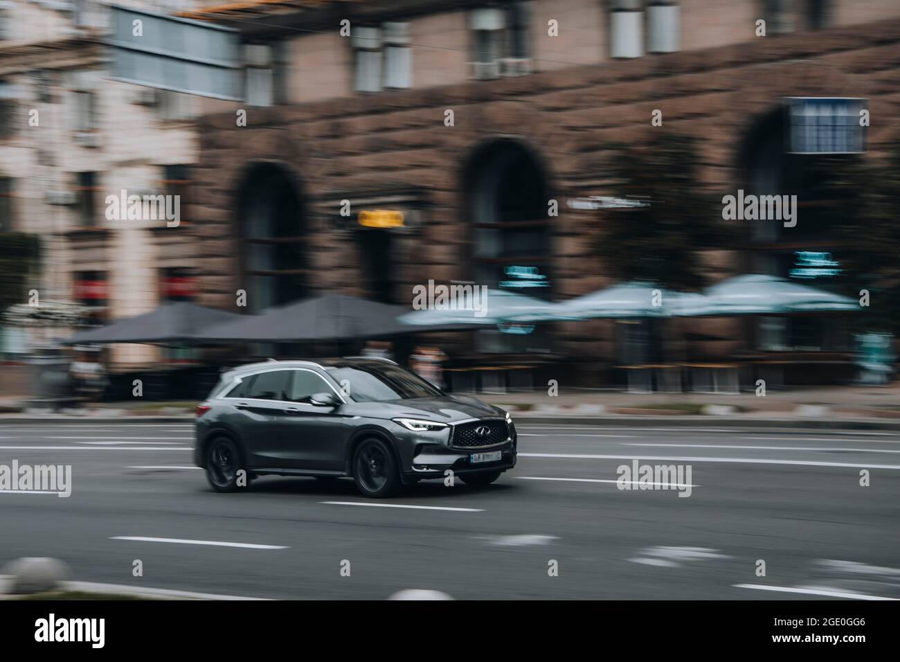 Ukraine, Kiew - 2. Juni 2021: Graues Infiniti QX50 Auto bewegt sich auf der Straße. Redaktionell Stockfoto
