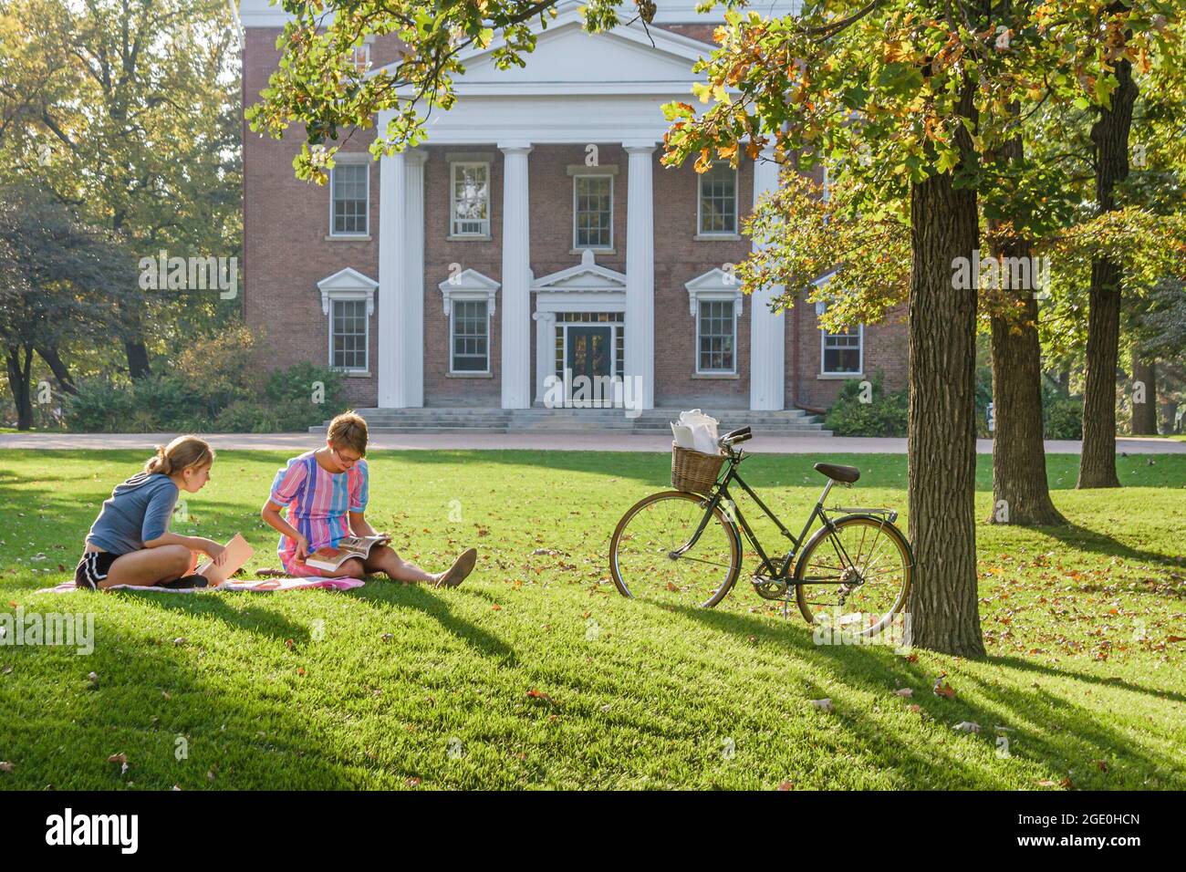 Wisconsin Beloit College Middle College Schulcampus, Studenten Indischer Hügel Gras, Fahrradfahrer Fahrrad Fahrrad, Stockfoto