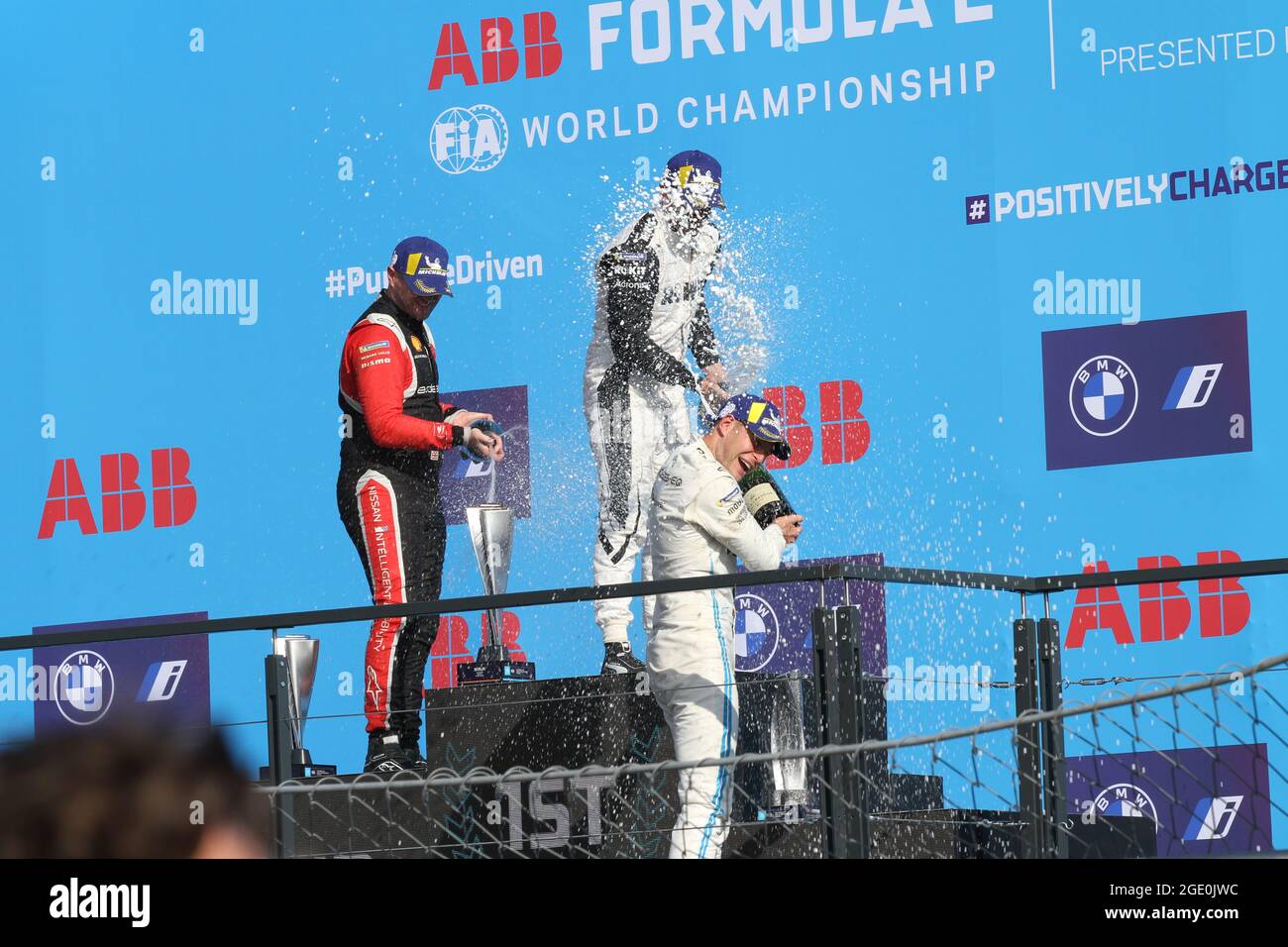 Berlin, Deutschland. August 2021. Berlin-Tempelhof: Die letzten beiden Rennen der diesjährigen Formel-E-Saison finden auf dem Asphalt am Flughafen Tempelhof statt; es ist das Finale für den WM-Titel. Sieger des 15. Rennens der Saison war Norman NATO (Venturi), für den es der erste Sieg in der Formel E war.der Franzose gewann das letzte Rennen der siebten Formel-1-Saison vor Oliver Rowland (Nissan-e.Dams) und Polesetter Stoffel Vandoorne (Mercedes). (Foto: Simone Kuhlmey/Pacific Press) Quelle: Pacific Press Media Production Corp./Alamy Live News Stockfoto