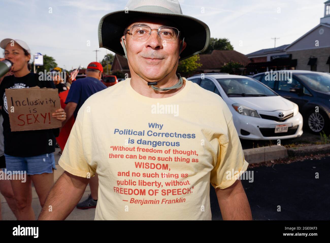 Worthington, Usa. August 2021. Rich Jones trägt ein Hemd, das während der Demonstration gegen die politische Korrektheit plädiert. Die rechtsgerichtete Aktivistengruppe Moms Against Dewine protestiert gegen die Impfpflicht für den Eintritt in lokale Geschäfte, Natalies kohlenbefeuerte Pizza und Live-Musik. Natalie's ist ein Live-Konzert-Veranstaltungsort und wollte einen Nachweis für die Impfung Anforderung hinzufügen, um die Sicherheit ihrer Gönner zu gewährleisten. Rechte Aktivisten sehen in dieser Impfnotwendigkeit eine Verletzung ihrer Rechte. (Foto von Stephen Zenner/SOPA Images/Sipa USA) Quelle: SIPA USA/Alamy Live News Stockfoto