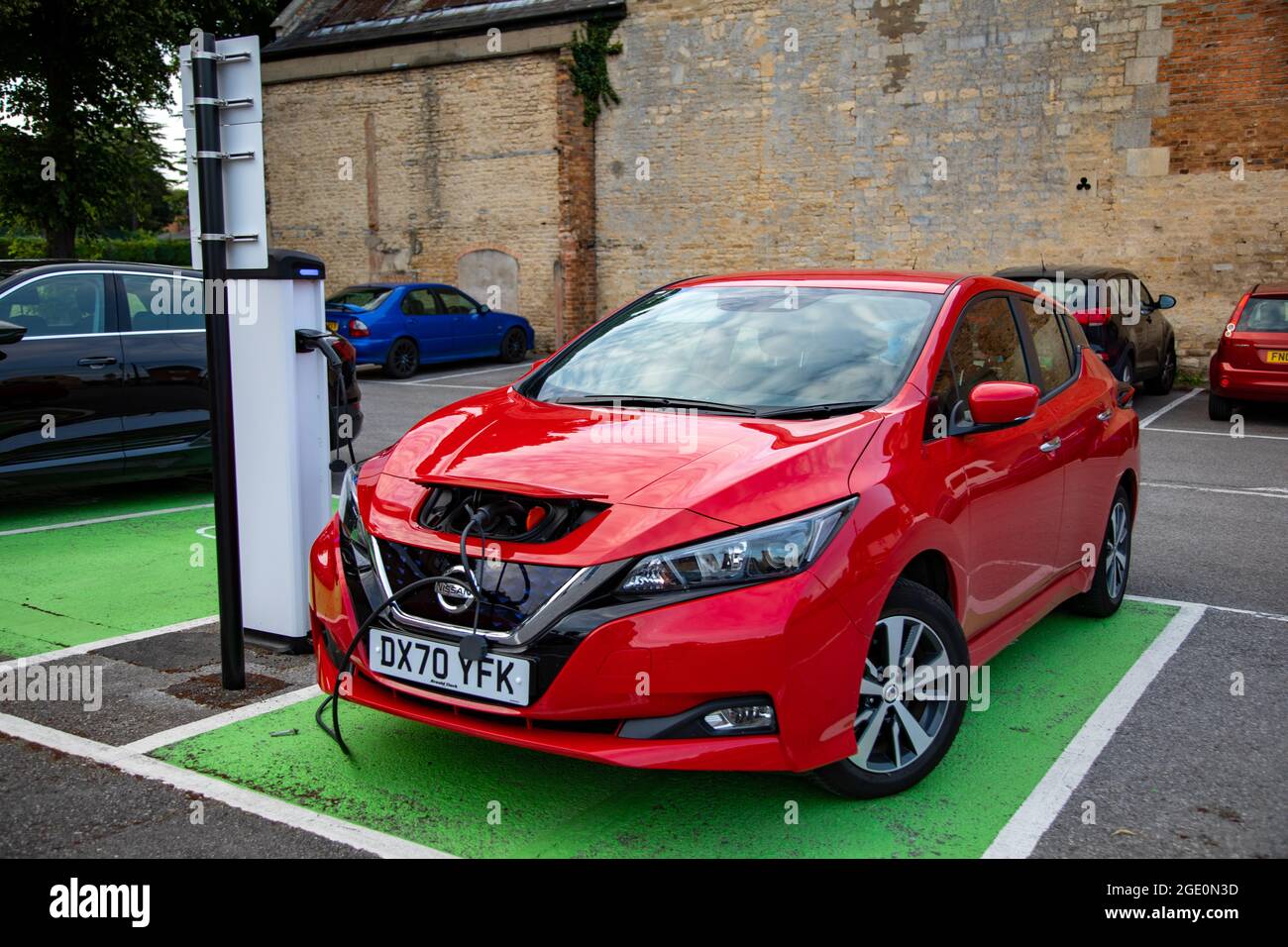 Nissan Leaf Im Öffentlichen Parkplatz Stockfoto
