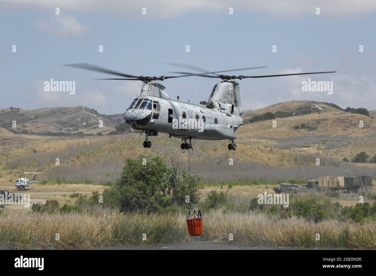 United States Marine Corps CH-46 Sea Knight füllt Bambi-Eimer für die Luftbrandbekämpfung an Bord des Marine Corps Base Camp Pendleton Stockfoto