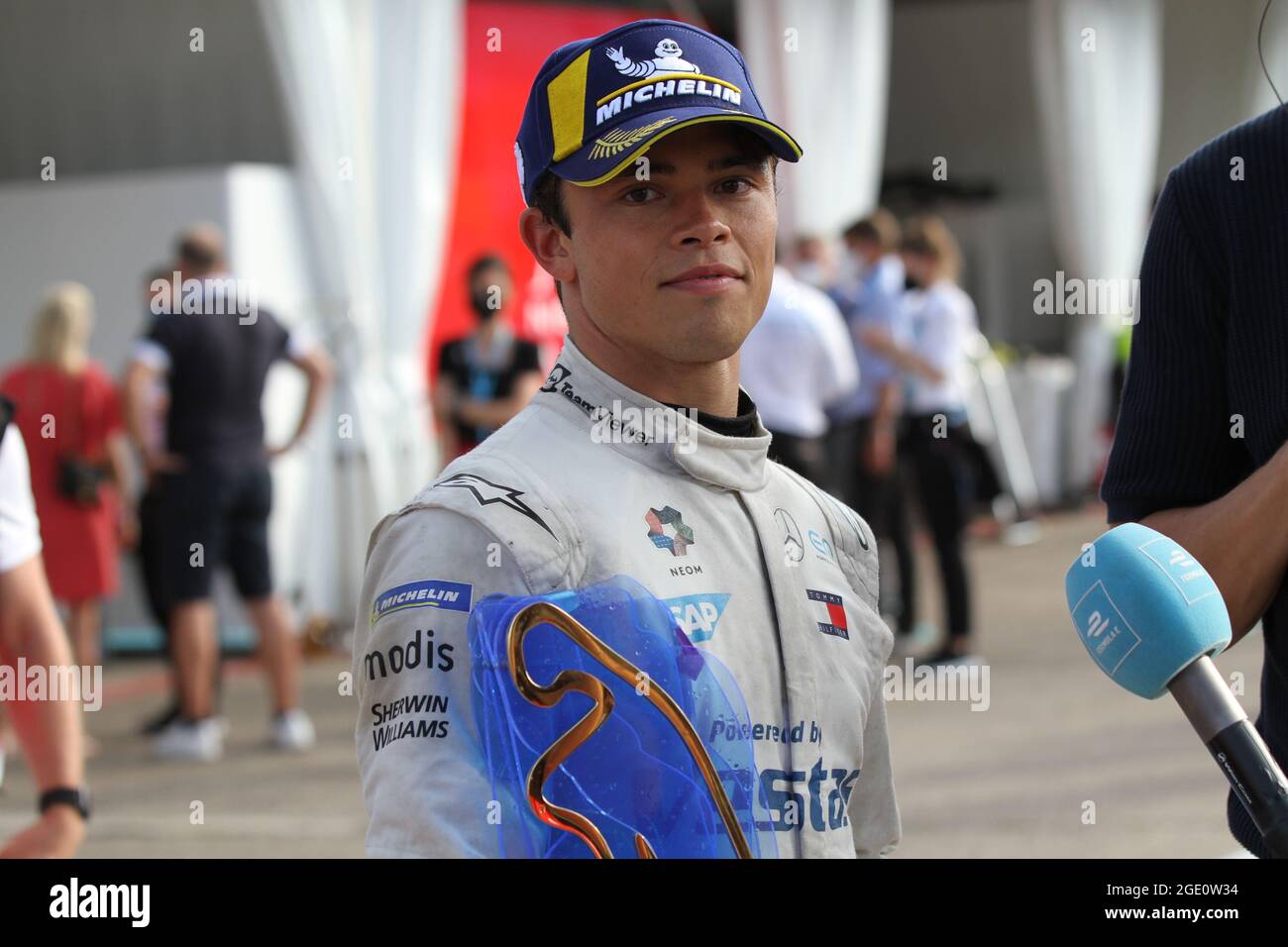 Berlin, Deutschland. August 2021. Die letzten beiden Rennen der diesjährigen Formel-E-Saison finden am 14. August 2021 auf dem Asphalt am Flughafen Tempelhof in Berlin statt und sind das Finale für den Weltmeistertitel. Das Foto zeigt Nyck de Vries ersten Formel-E-Weltmeister in Berlin. (Foto: Simone Kuhlmey/Pacific Press/Sipa USA) Quelle: SIPA USA/Alamy Live News Stockfoto