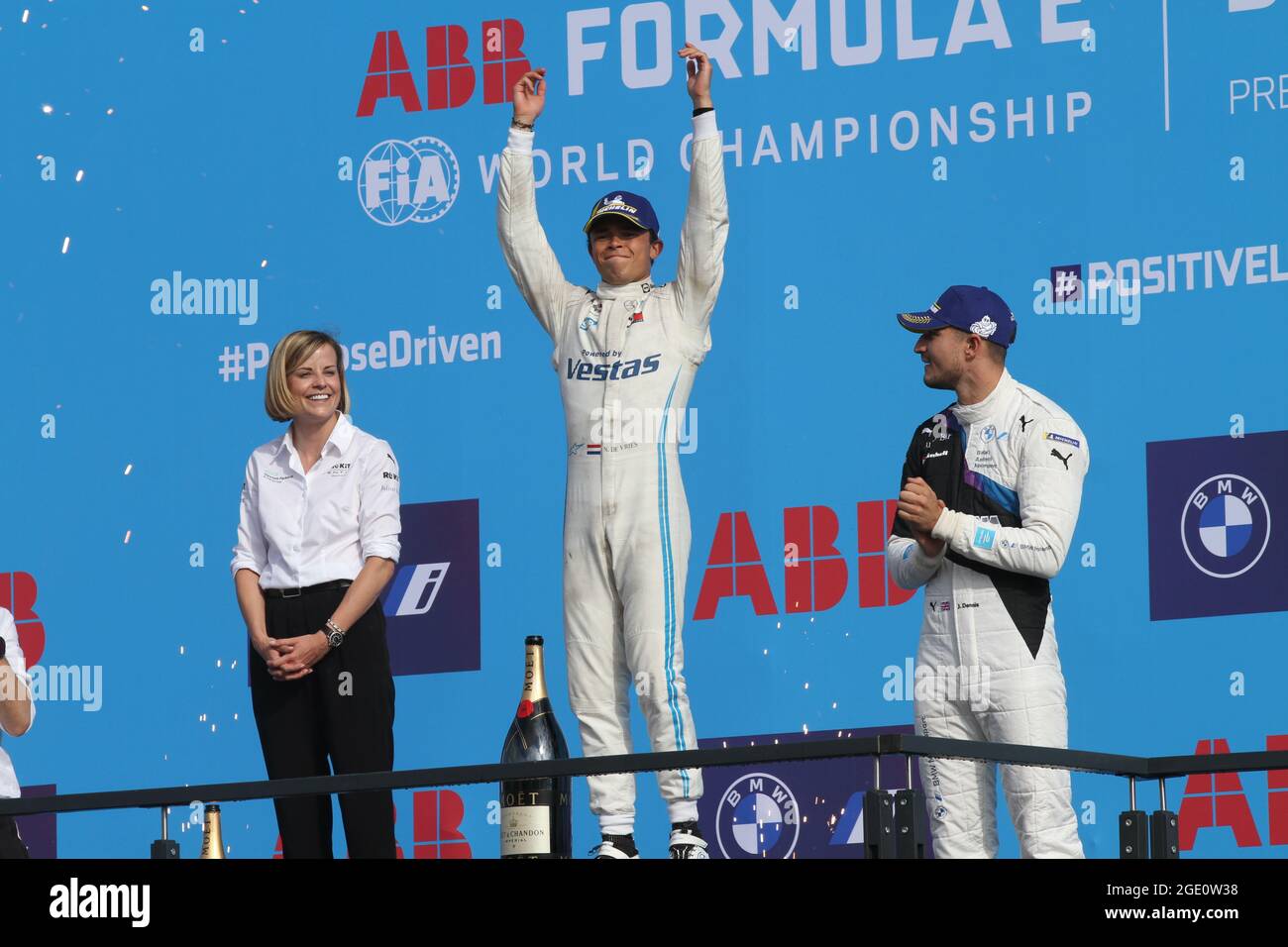 Berlin, Deutschland. August 2021. Die letzten beiden Rennen der diesjährigen Formel-E-Saison finden am 14. August 2021 auf dem Asphalt am Flughafen Tempelhof in Berlin statt und sind das Finale für den Weltmeistertitel. Das Foto zeigt Nyck de Vries ersten Formel-E-Weltmeister in Berlin. (Foto: Simone Kuhlmey/Pacific Press/Sipa USA) Quelle: SIPA USA/Alamy Live News Stockfoto