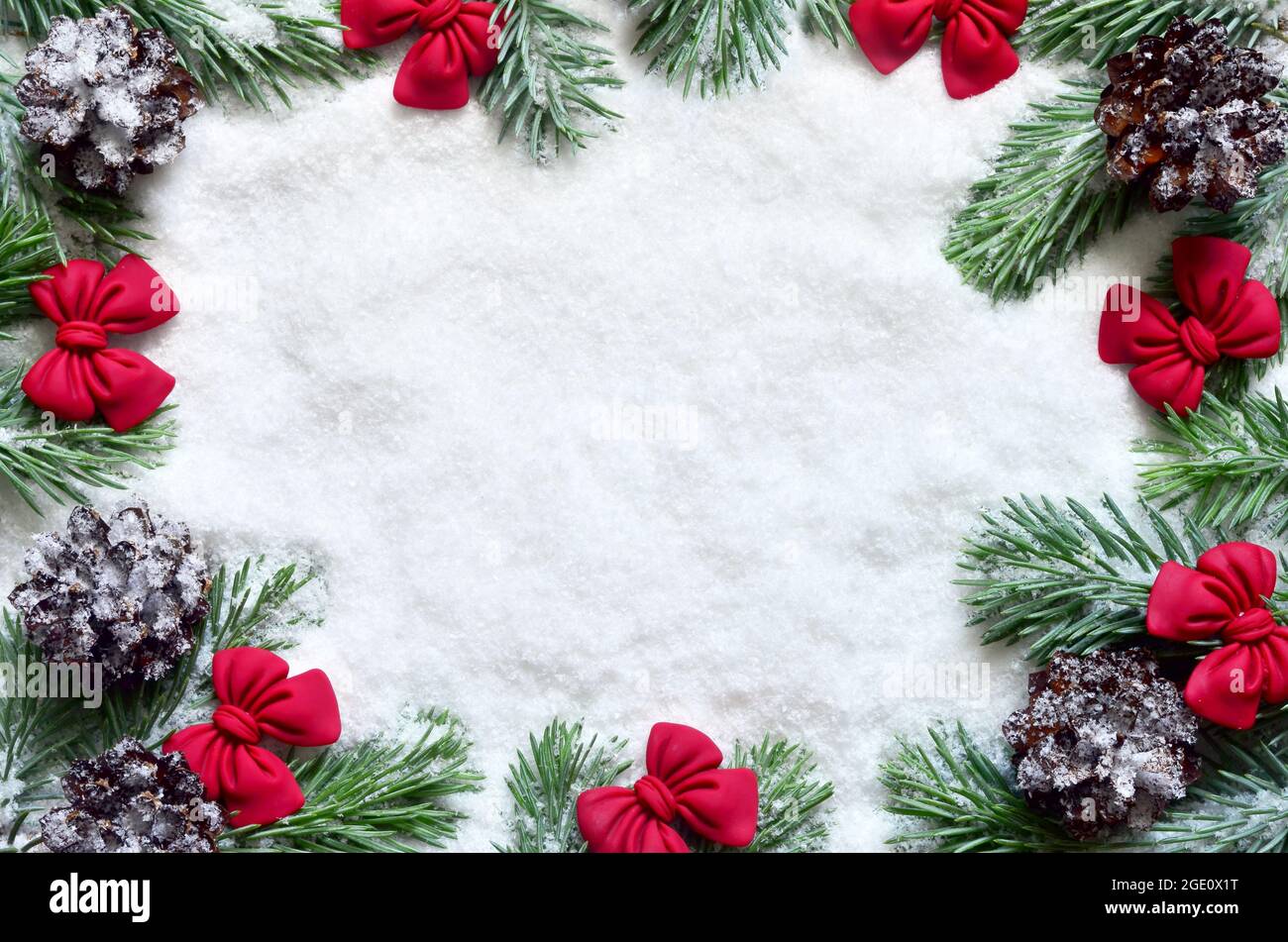 Weihnachtskranz mit roten Schleifen und Zapfen. Urlaubskonzept. Stockfoto