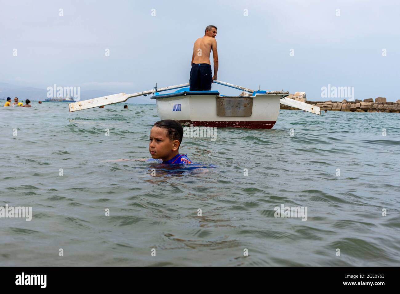 Low-Angle-Ansicht eines Mannes, der auf einem Boot in Skikda, Algerien rudert. Stockfoto