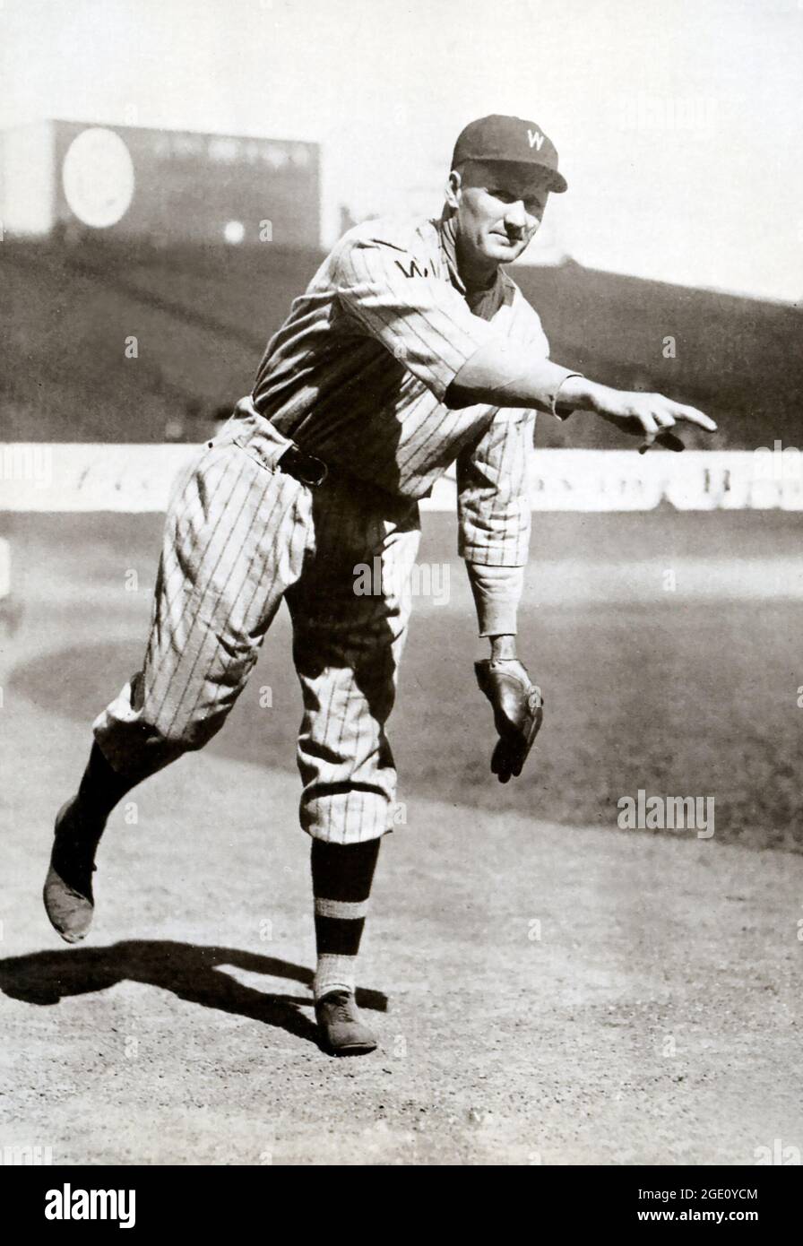 Vintage-Postkarte mit Sepia-Foto des Hall of Fame-Baseballkänzers Walter Johnson, der zwischen 1907 und 1927 aktiv war. Stockfoto