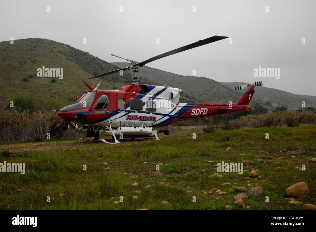 San Diego Fire-Rescue Copter 1 wartet auf Zuweisung und Motorstart in der Nähe von Santee Lakes. Stockfoto