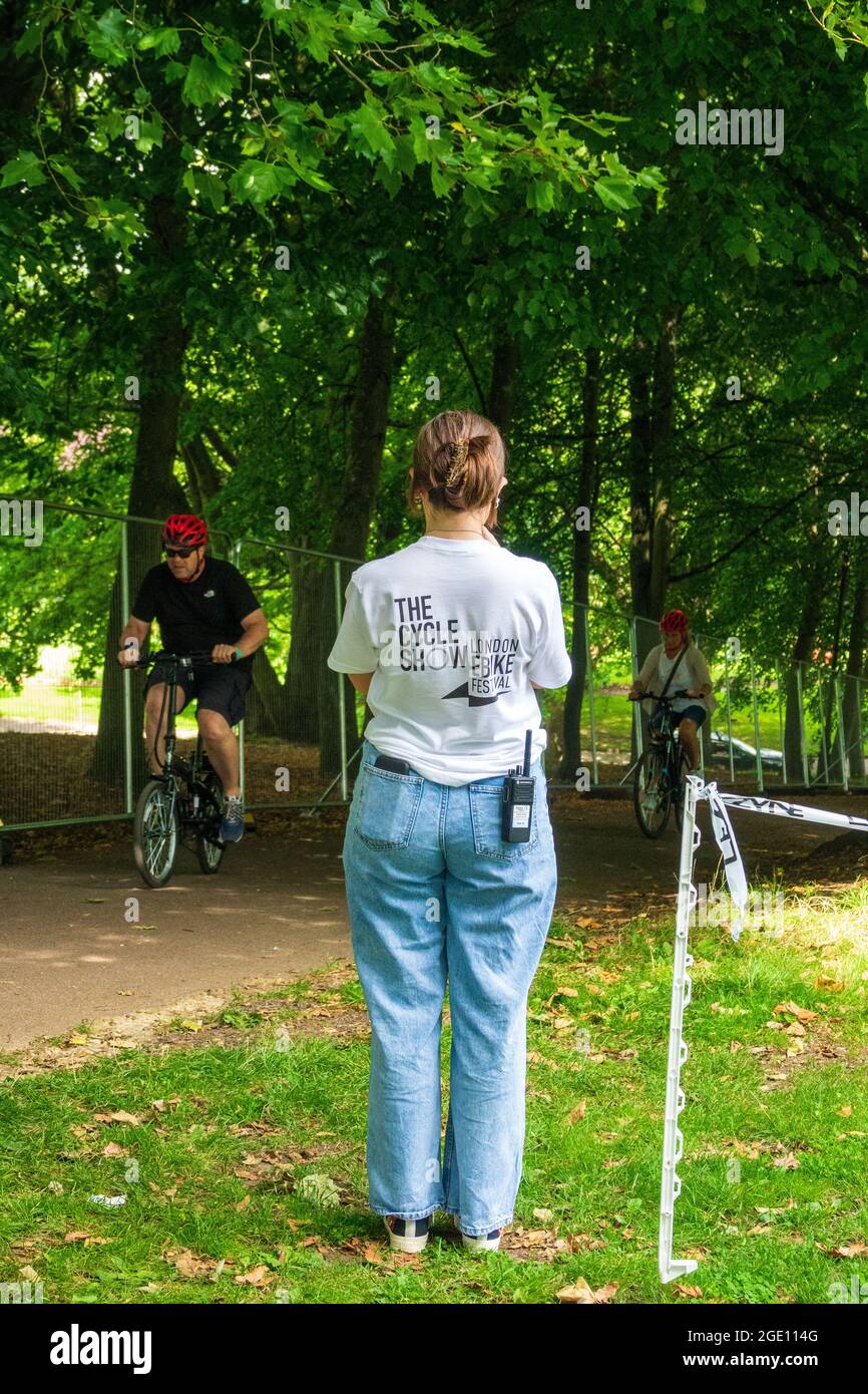 London, 15. August 2021. Ein vielfältiges Publikum besuchte die Cycle Show E-Bike Demo im Alexandra Palace, London. Eine Reihe von eBikes des Unternehmens (inkl. Brompton, Specialized, Cannondale und Tern) standen zur Testfahrt auf einer Pendler- und Mountainbike-Strecke zur Verfügung. Viele Teilnehmer gaben an, dass sie motiviert seien, autofrei zu fahren, ihren Arbeitsweg zu verbessern und zu einer grünen, umweltfreundlichen Zukunft beizutragen. Kredit: Bradley Taylor / Alamy Live Nachrichten. Stockfoto