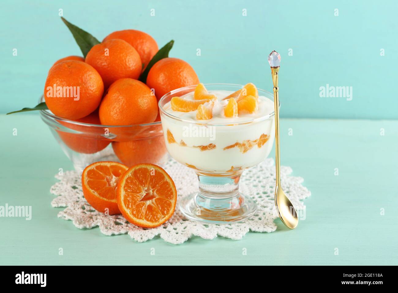 Leckere Milch Nachtisch mit frisch tangerine Stücke in Glas und  Weihnachtskugeln, auf Farbe Holz- Hintergrund Stockfotografie - Alamy