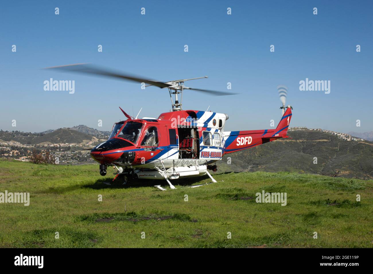 San Diego Fire-Rescue Copter 1 auf einem Hügel vor dem Start der Luftbrücke von Zivilisten mit Hebezeug. Stockfoto