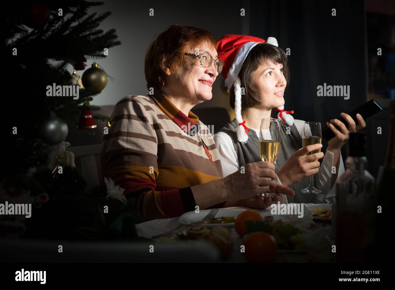 Frauen sehen Weihnachts-tv-Programm Stockfoto